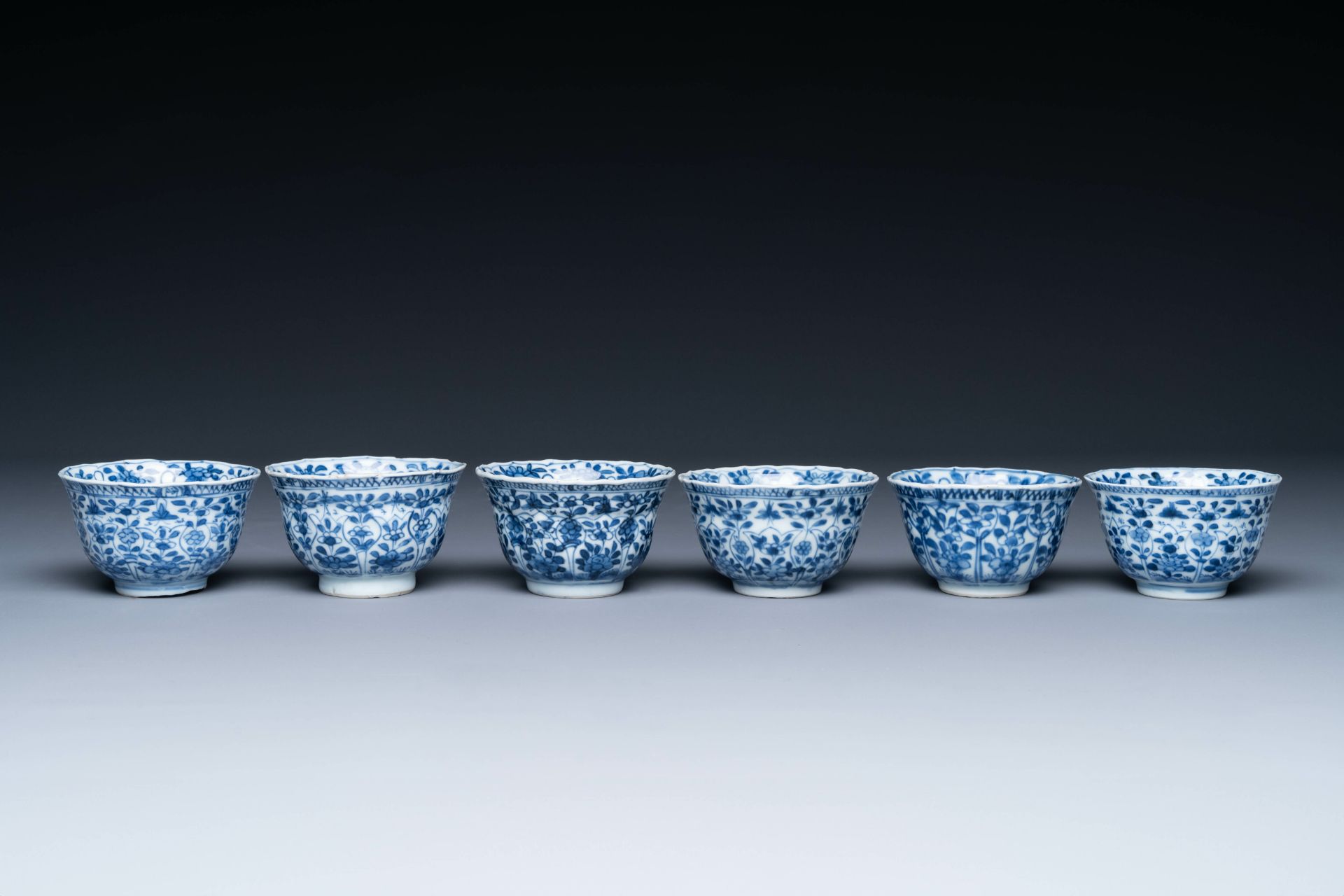 A varied collection of 18 pieces Chinese blue and white and famille rose porcelain, Kangxi/Yongzheng - Bild 4 aus 11