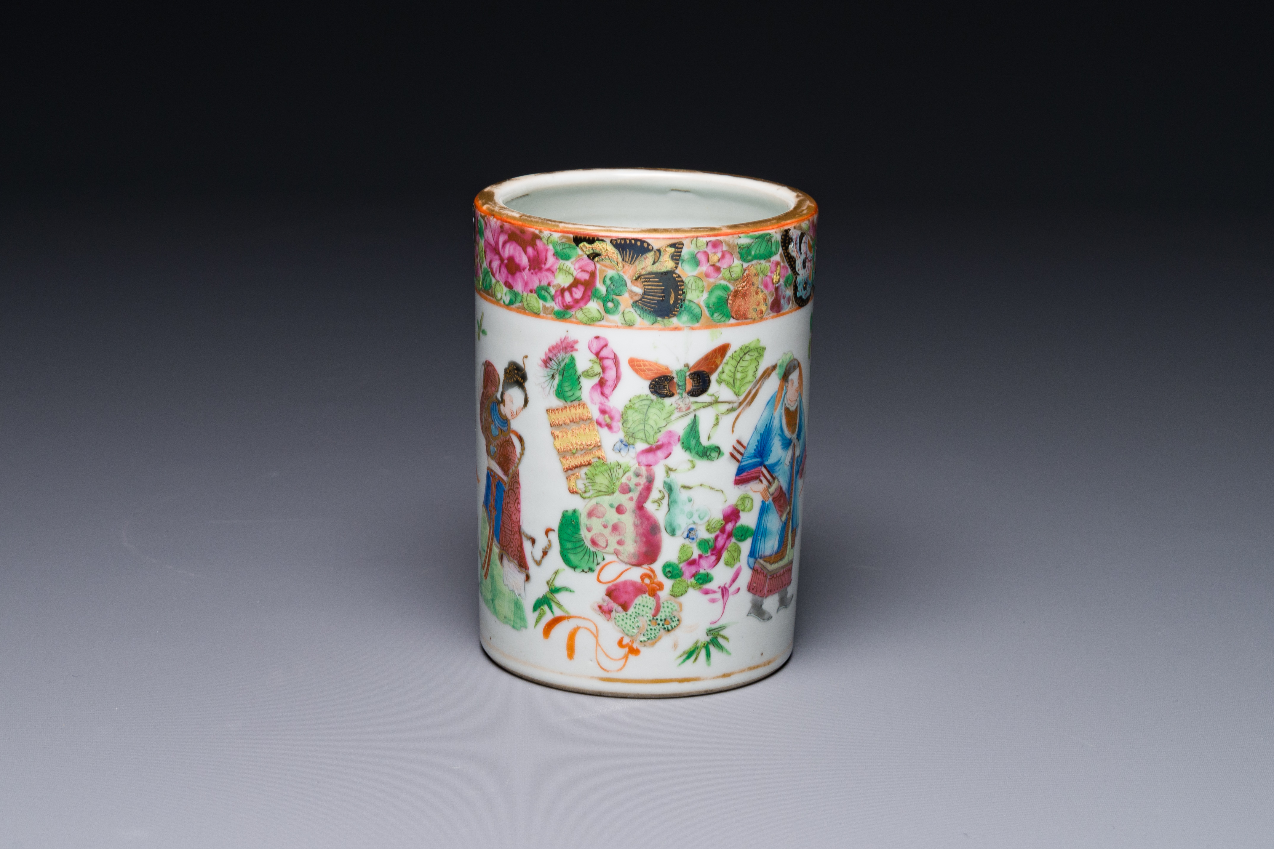 A Chinese Canton famille rose 'Wu Shuang Pu' brush pot, 19th C. - Image 4 of 7