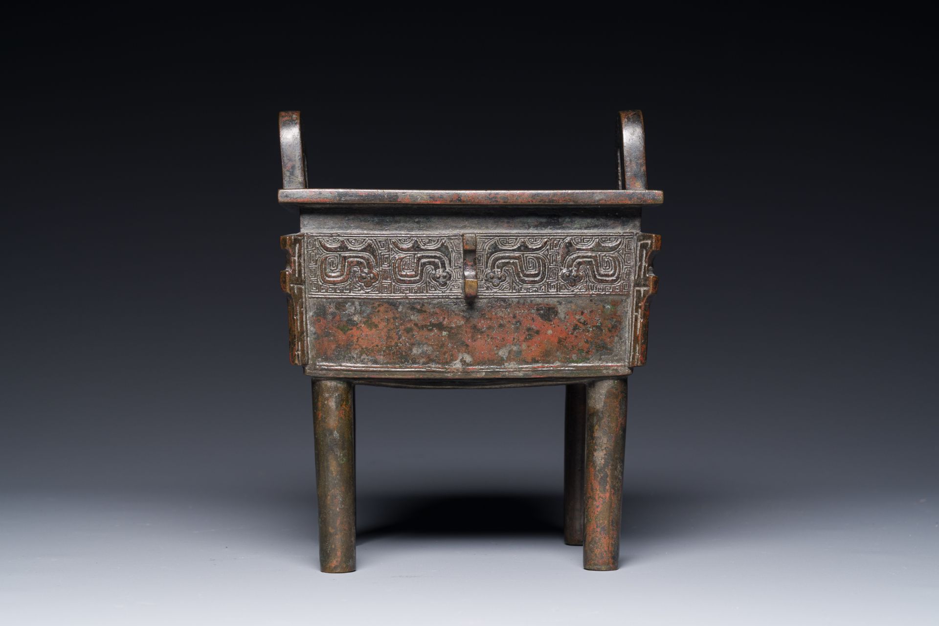 A Chinese Western Zhou-style rectangular bronze 'fangding' censer, Ming - Bild 3 aus 8