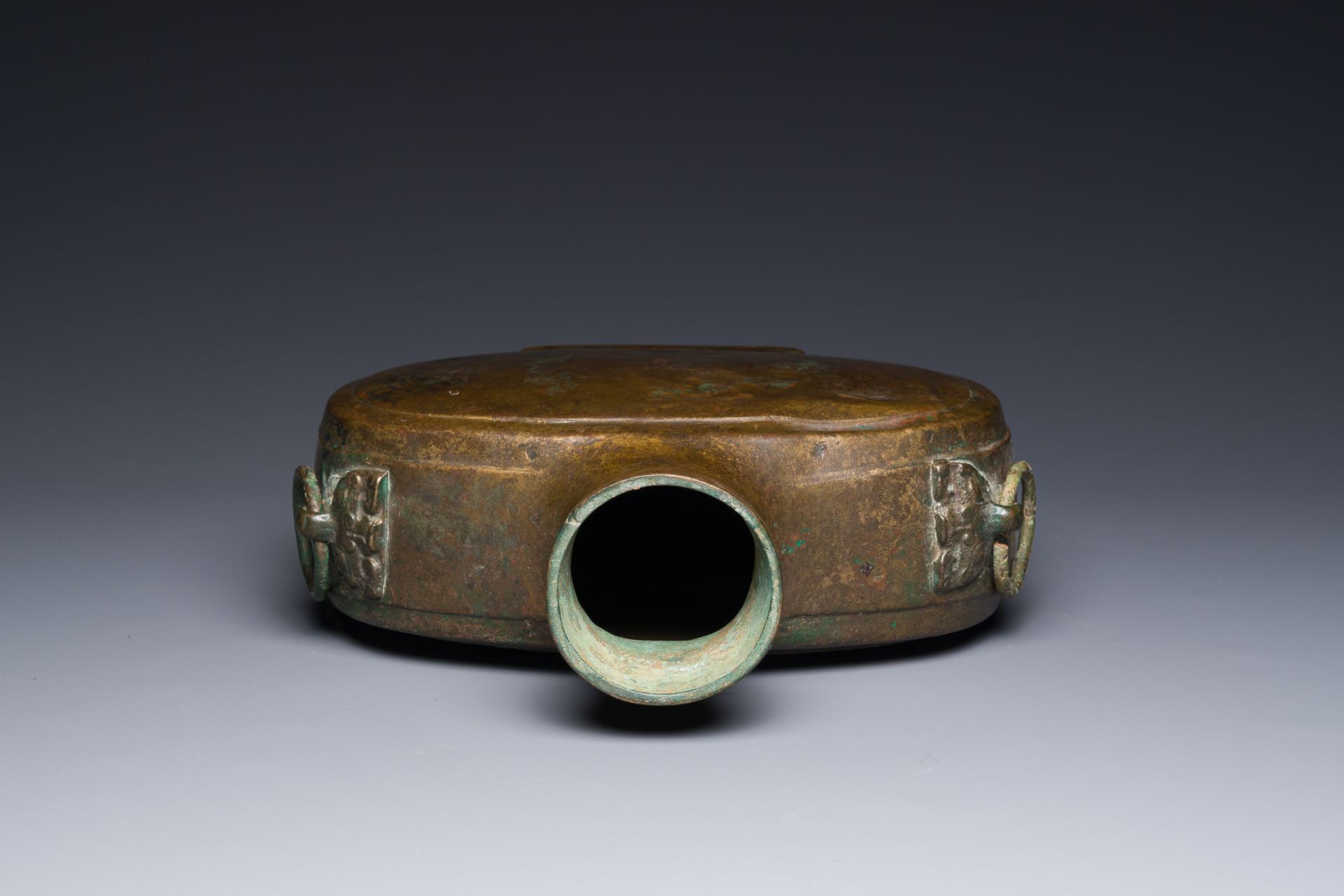 A Chinese archaic bronze vessel, 'Bianhu', Han - Image 6 of 7