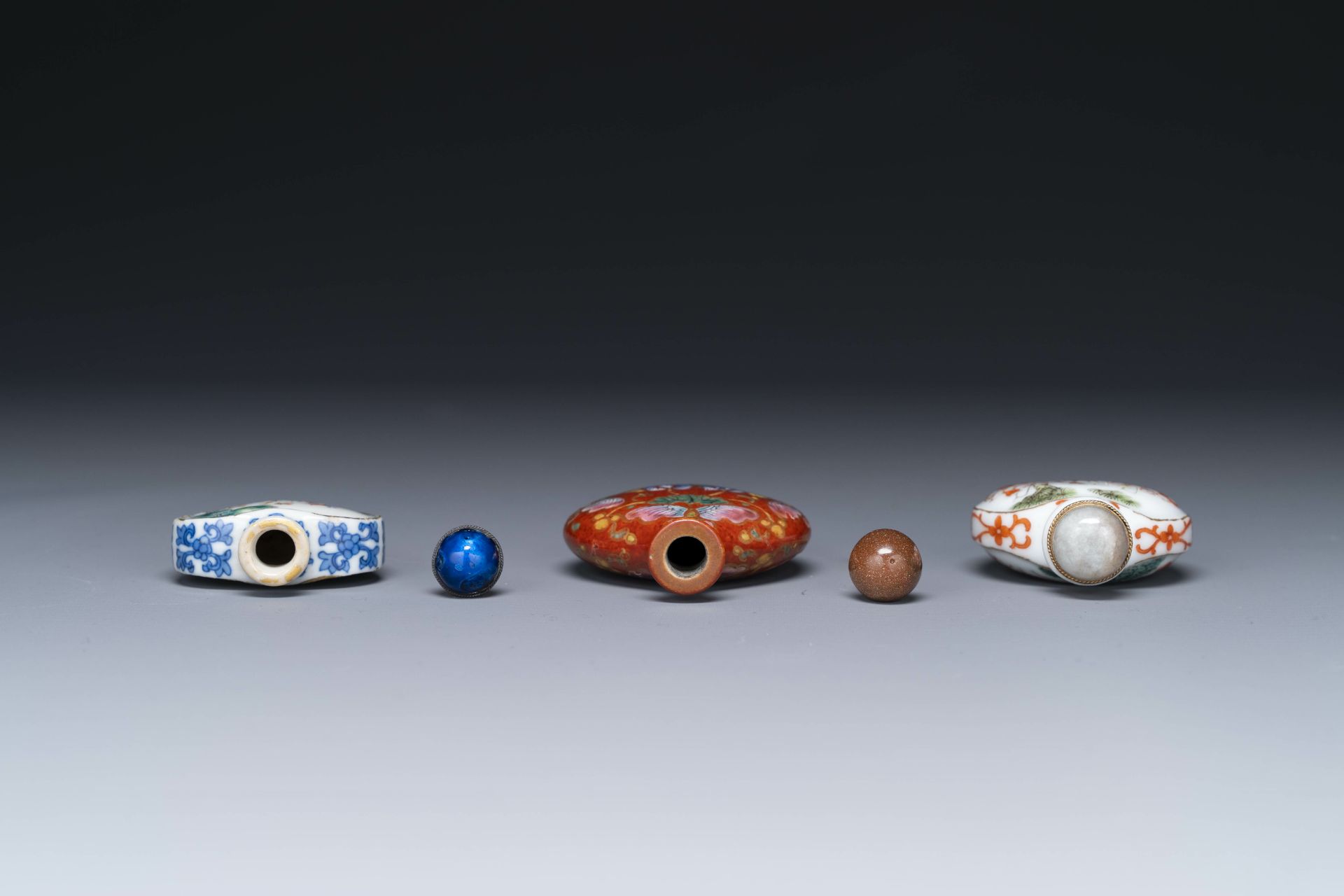 Three Chinese famille rose snuff bottles, Qianlong mark, 19th C. - Image 5 of 6