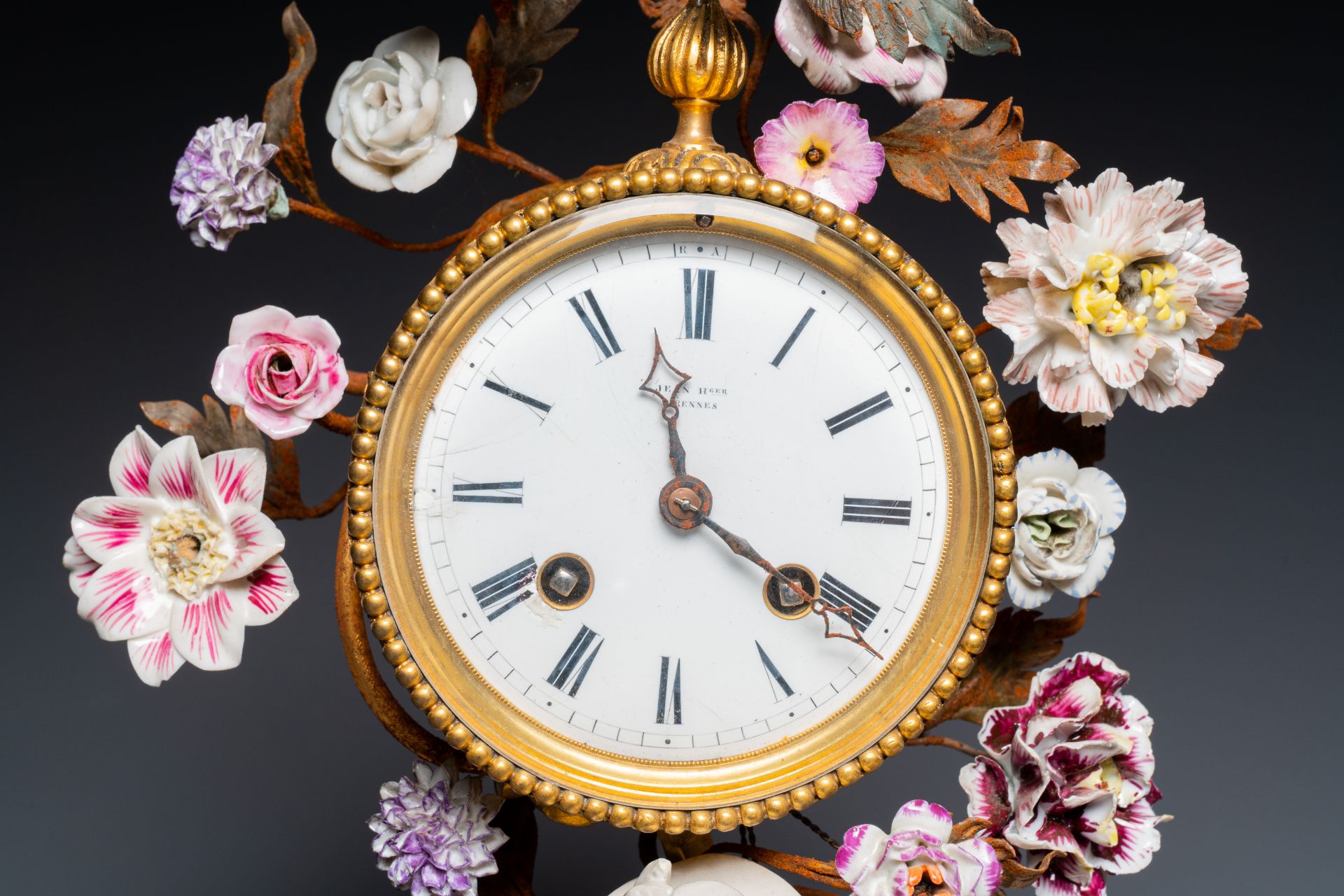 A French ormolu-mounted porcelain mantel clock, 18/19th C. - Bild 24 aus 28