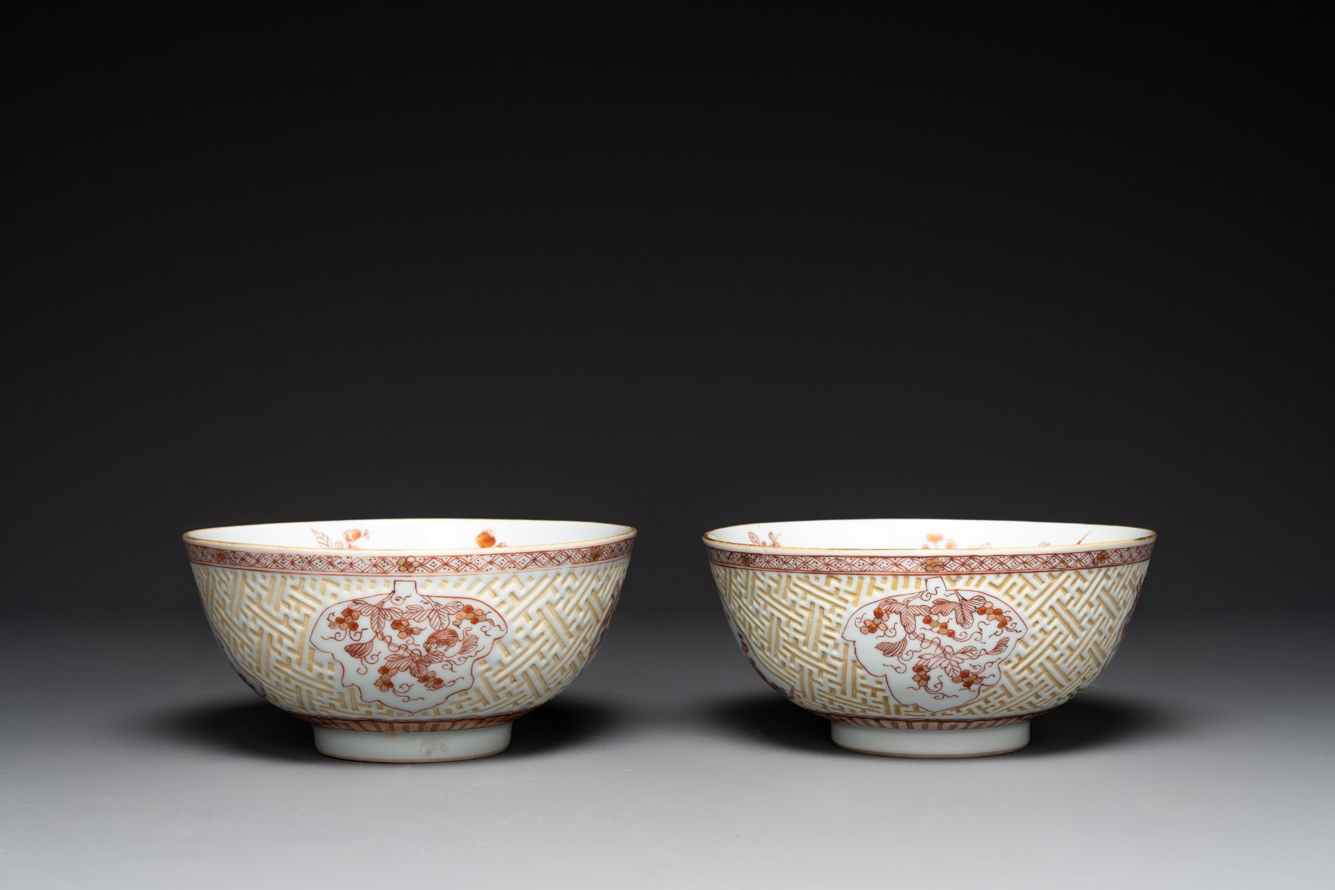 A pair of Chinese iron-red-decorated and gilt bowls with relief design, Kangxi - Bild 3 aus 8