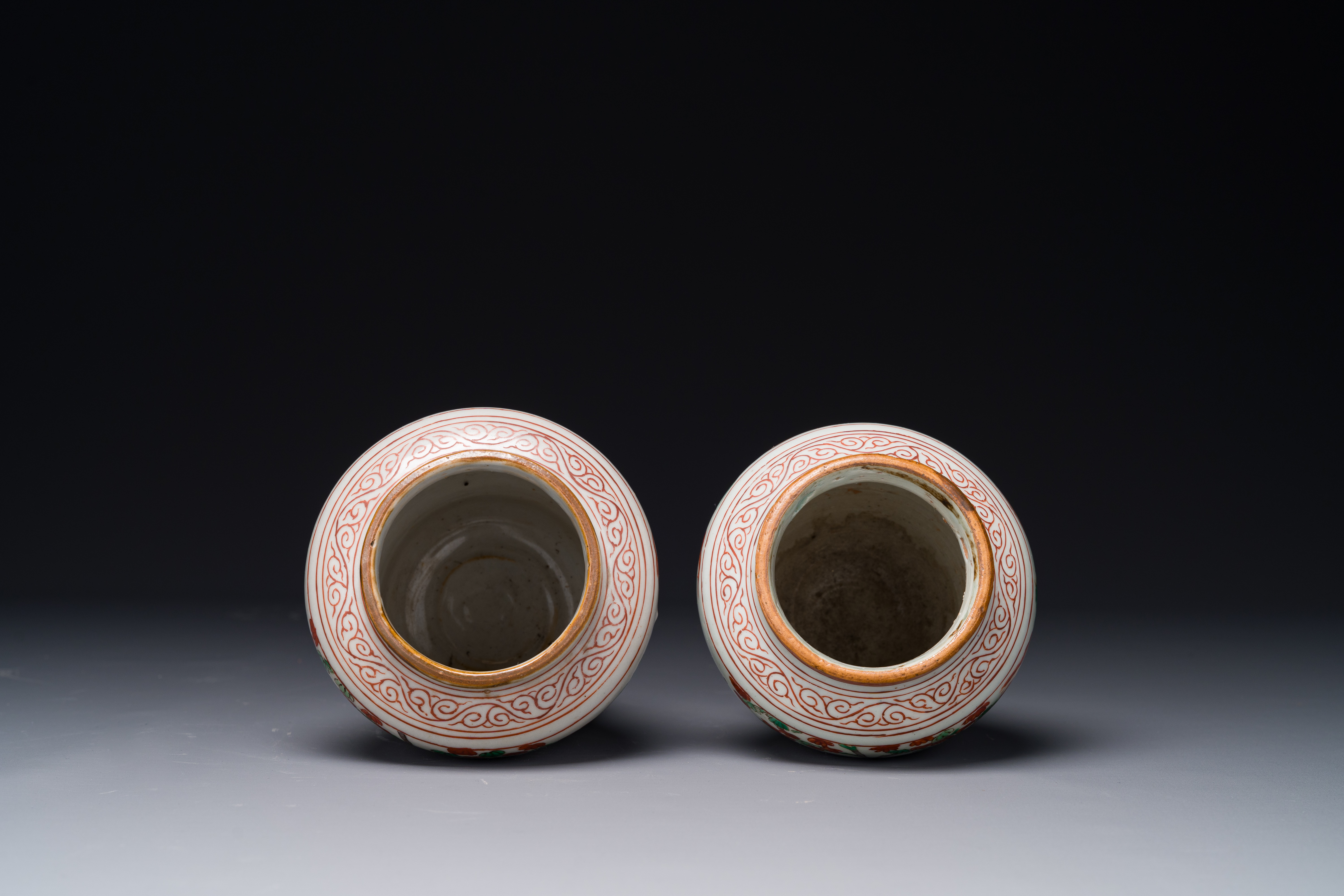 A pair of small Chinese wucai jars with figures in a landscape, Transition period - Image 5 of 6