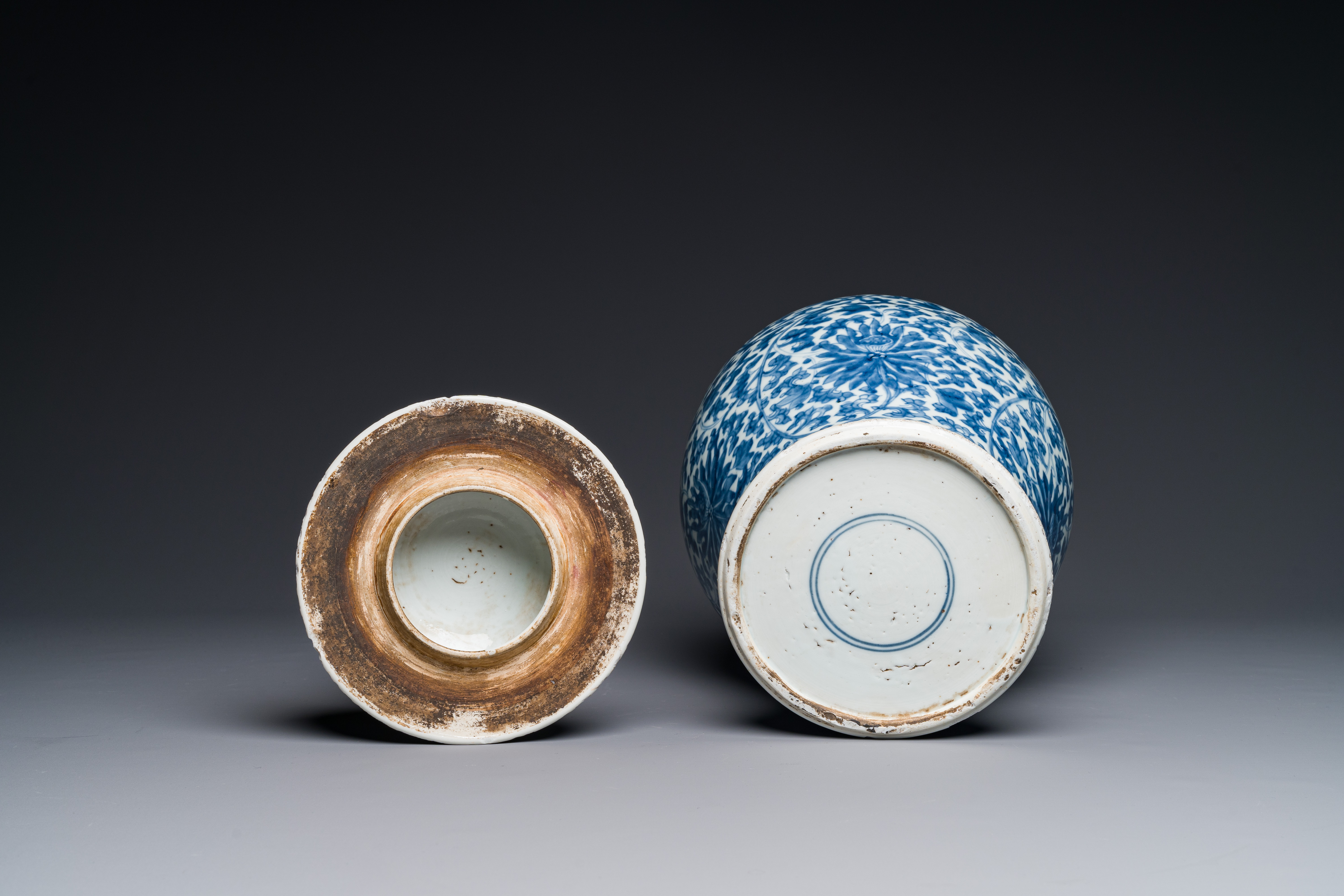 A Chinese blue and white 'lotus scroll' vase and cover, Kangxi - Image 4 of 4