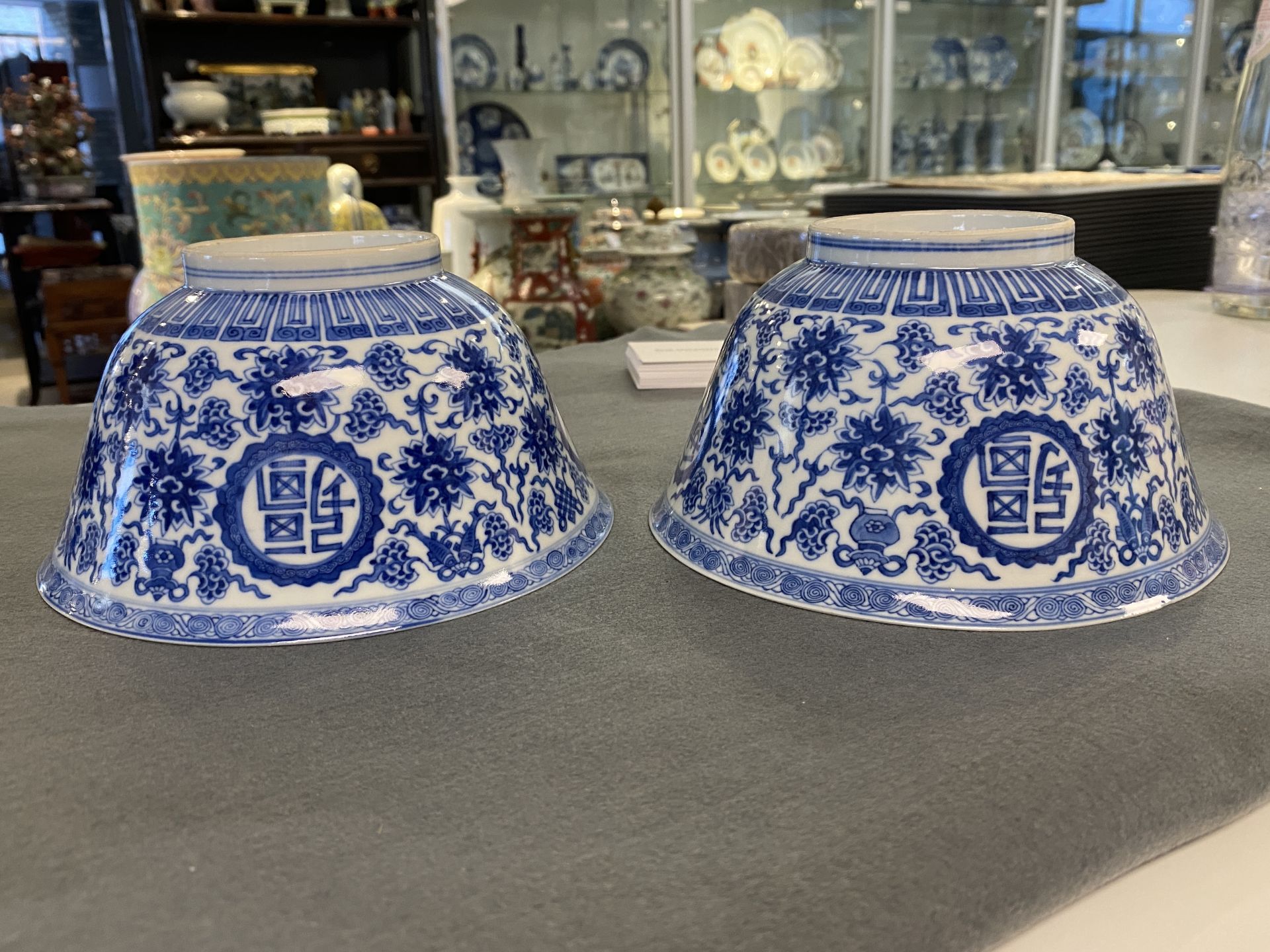 A pair of Chinese blue and white 'wan shou wu jiang' bowls, Qianlong mark and of the period - Bild 20 aus 40