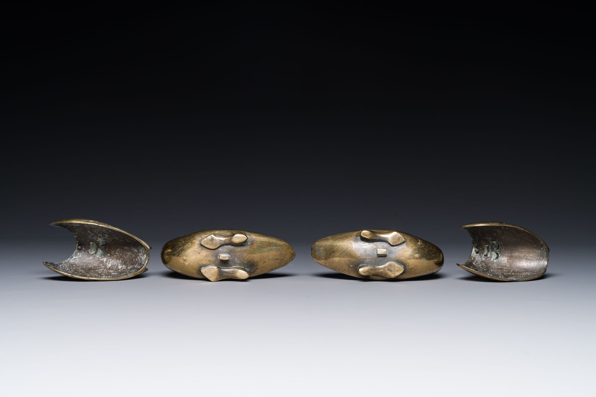 A pair of Chinese silver-inlaid bronze duck-form water droppers, Qing - Bild 4 aus 4