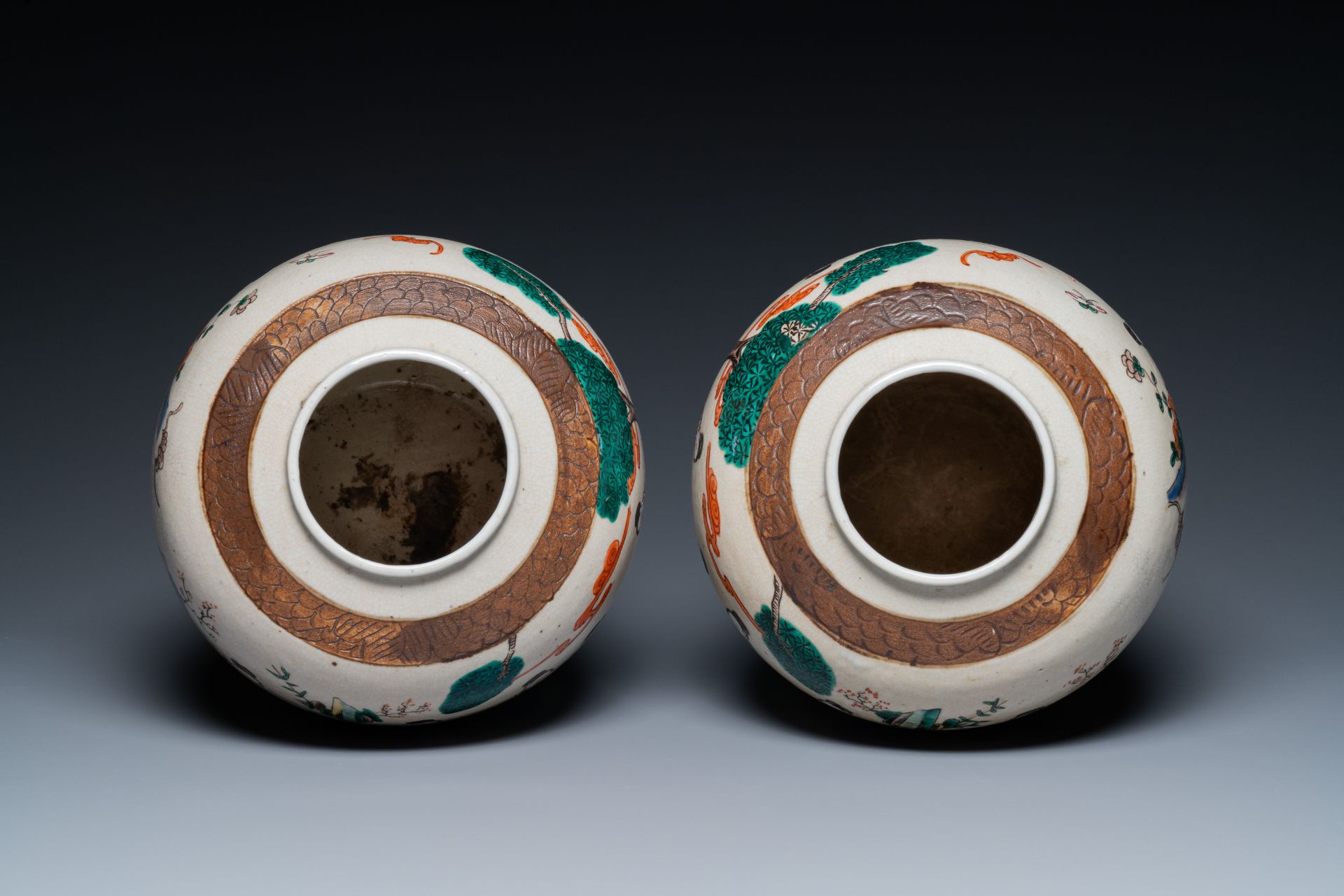 A pair of Chinese Nanking crackle-glazed famille rose jars and a dish, Chenghua mark, 19th C - Bild 8 aus 9