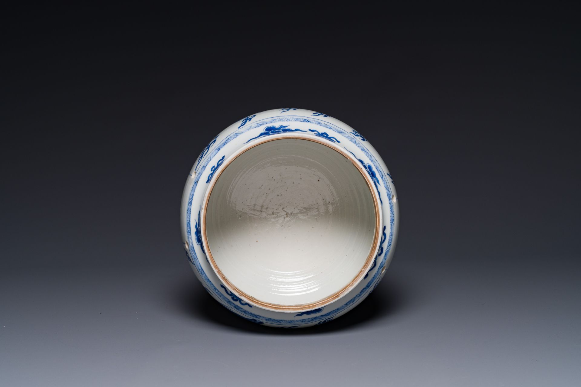 A Chinese blue and white 'mythic animals' bowl, Kangxi - Bild 5 aus 6