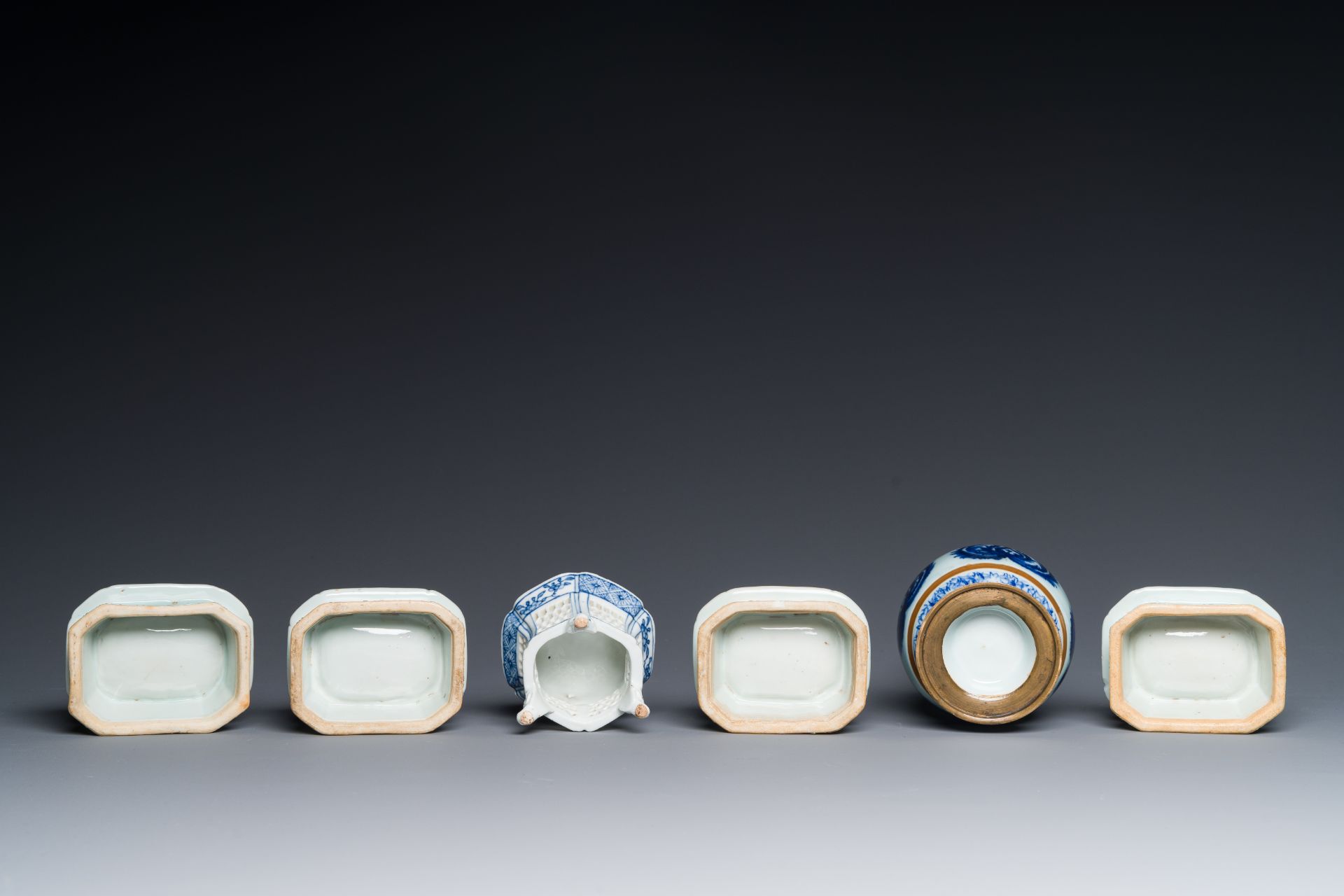 Five Chinese blue and white salts and a sprinkler with copper mounts, Kangxi/Jiaqing - Bild 5 aus 5