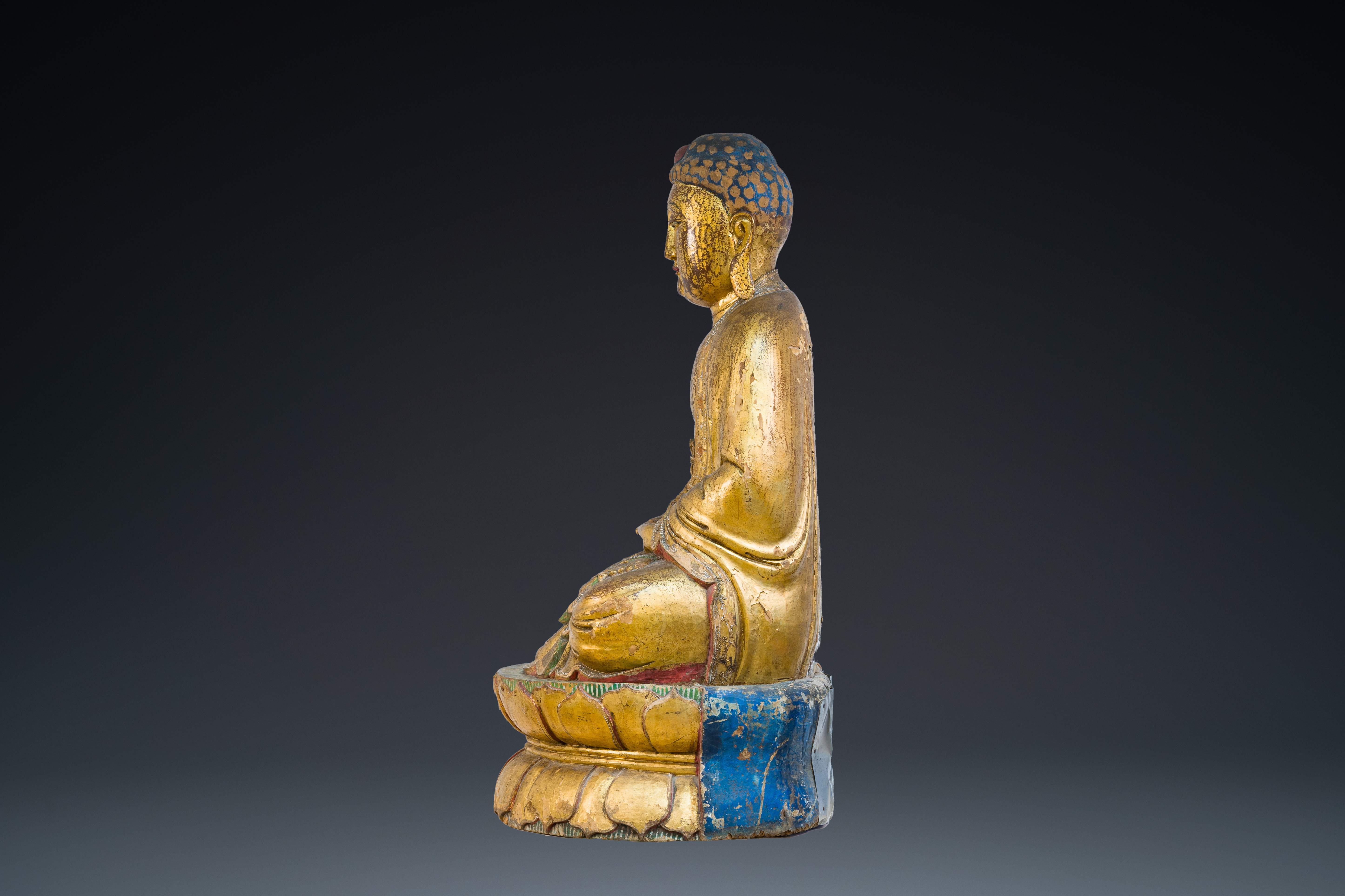 A large Chinese or Vietnamese gilded and polychromed wooden Buddha, 19th C. - Image 4 of 9