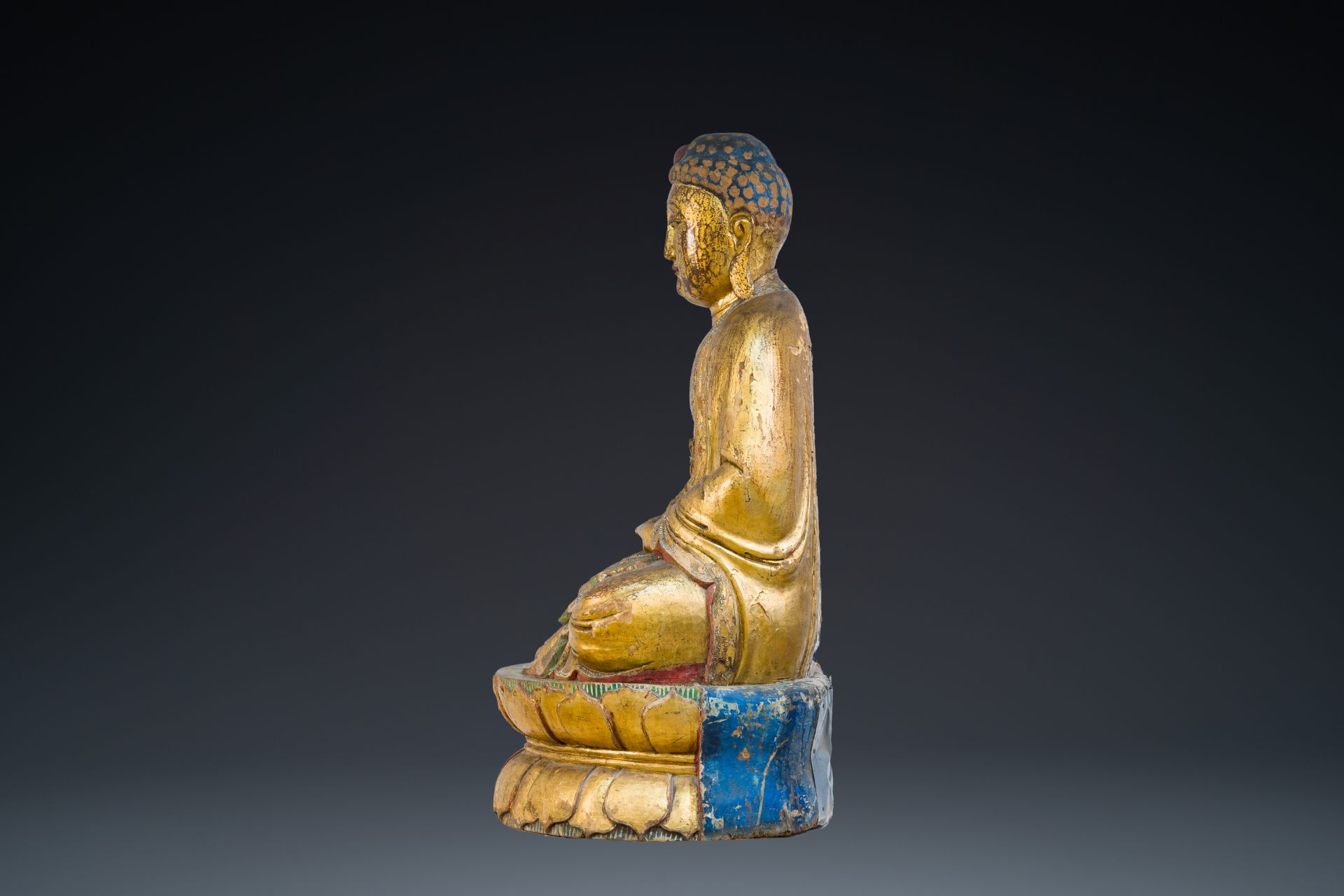 A large Chinese or Vietnamese gilded and polychromed wooden Buddha, 19th C. - Bild 4 aus 9