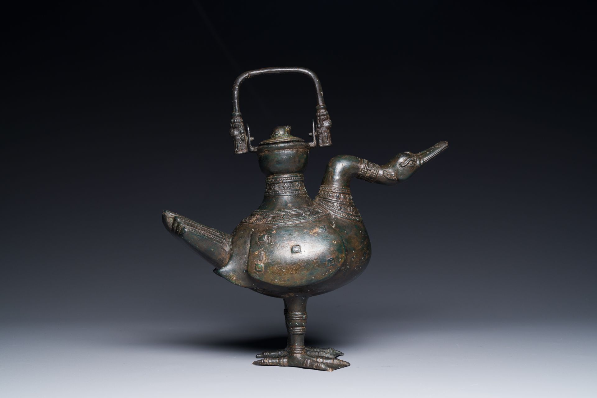 A Chinese archaistic bronze wine vessel in the form of a goose, Song - Bild 11 aus 21