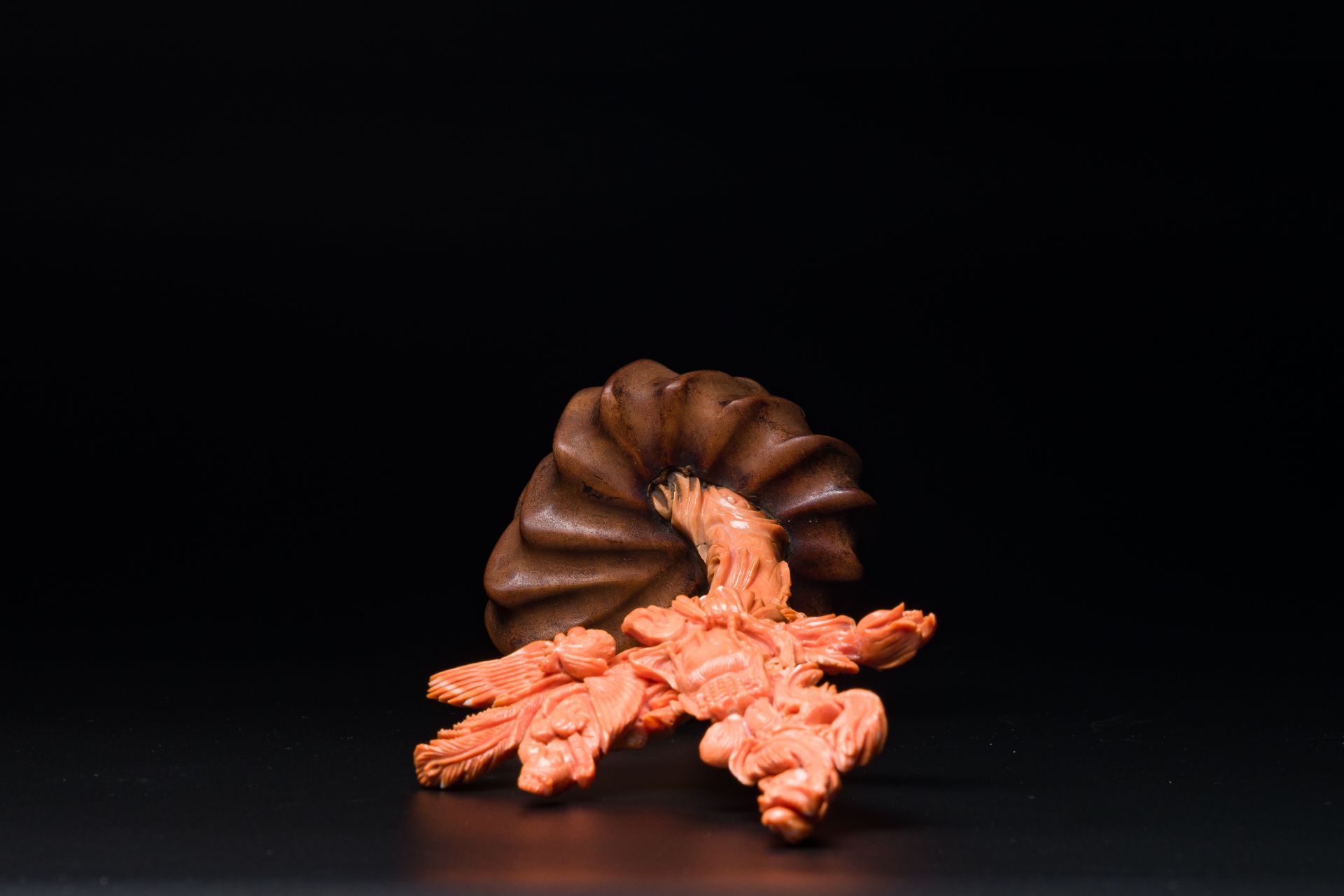 A Chinese red coral figure of 'Xiwangmu' on wooden stand, 19/20th C. - Image 5 of 6