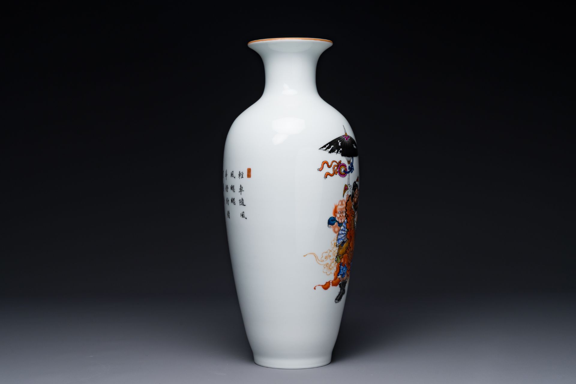 A Chinese famille rose 'Zhong Kui é˜é¦—' vase, Qianlong mark, signed Yu Xianbin ä½™è³¢è³“, dated 19 - Bild 4 aus 6