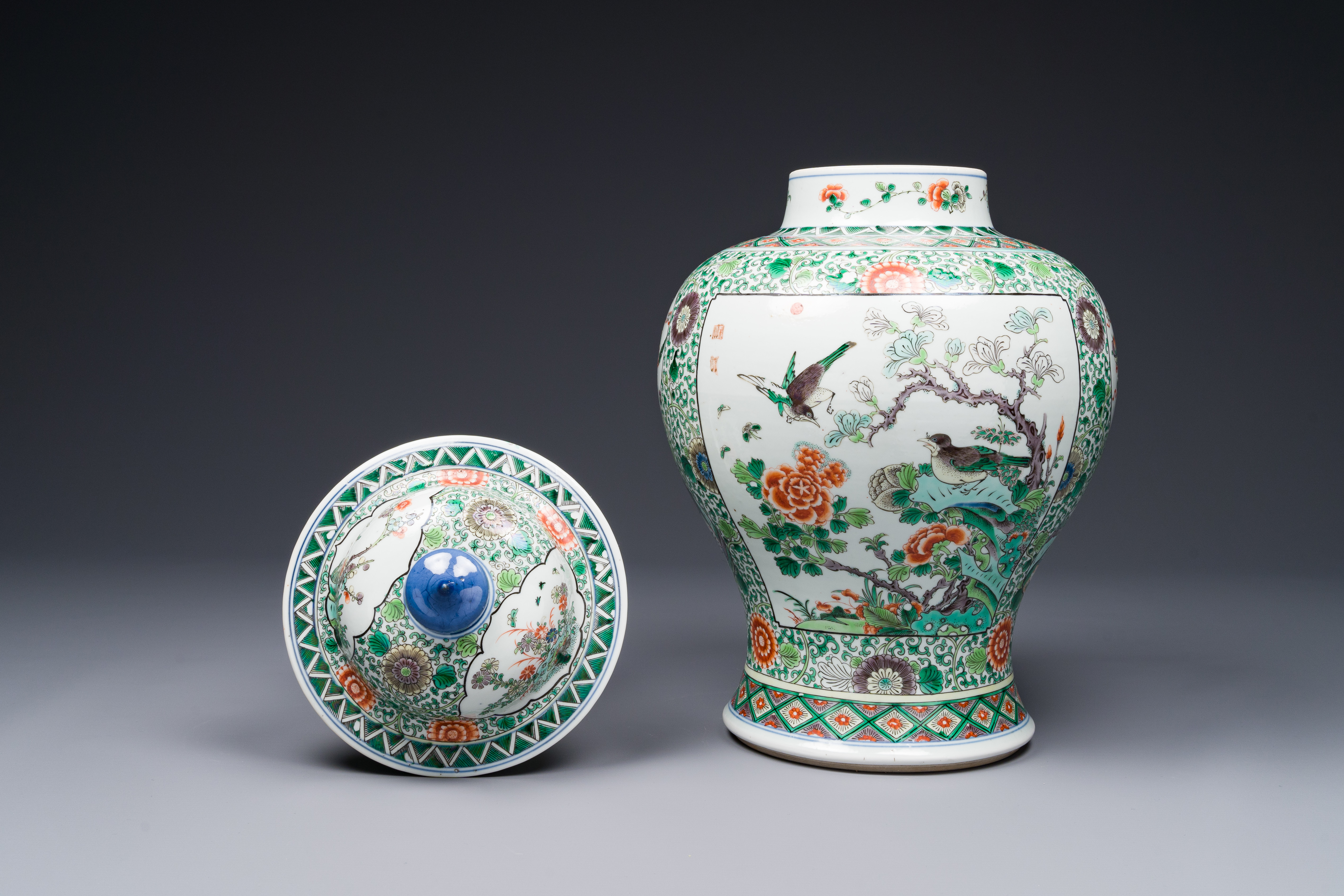 A pair of Chinese famille verte 'bird and flower' vases and covers, Kangxi mark, 19th C. - Image 6 of 8