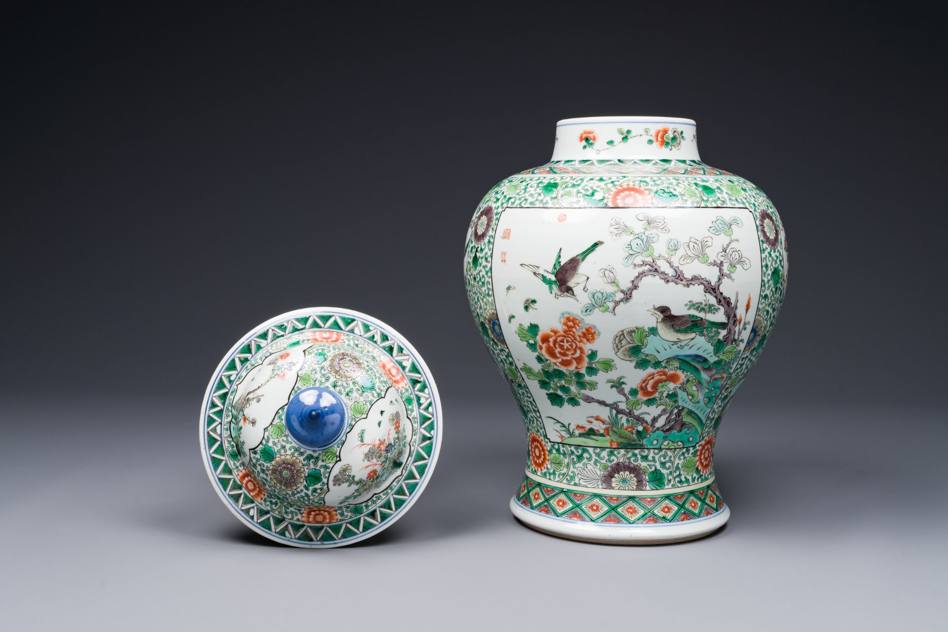 A pair of Chinese famille verte 'bird and flower' vases and covers, Kangxi mark, 19th C. - Bild 6 aus 8