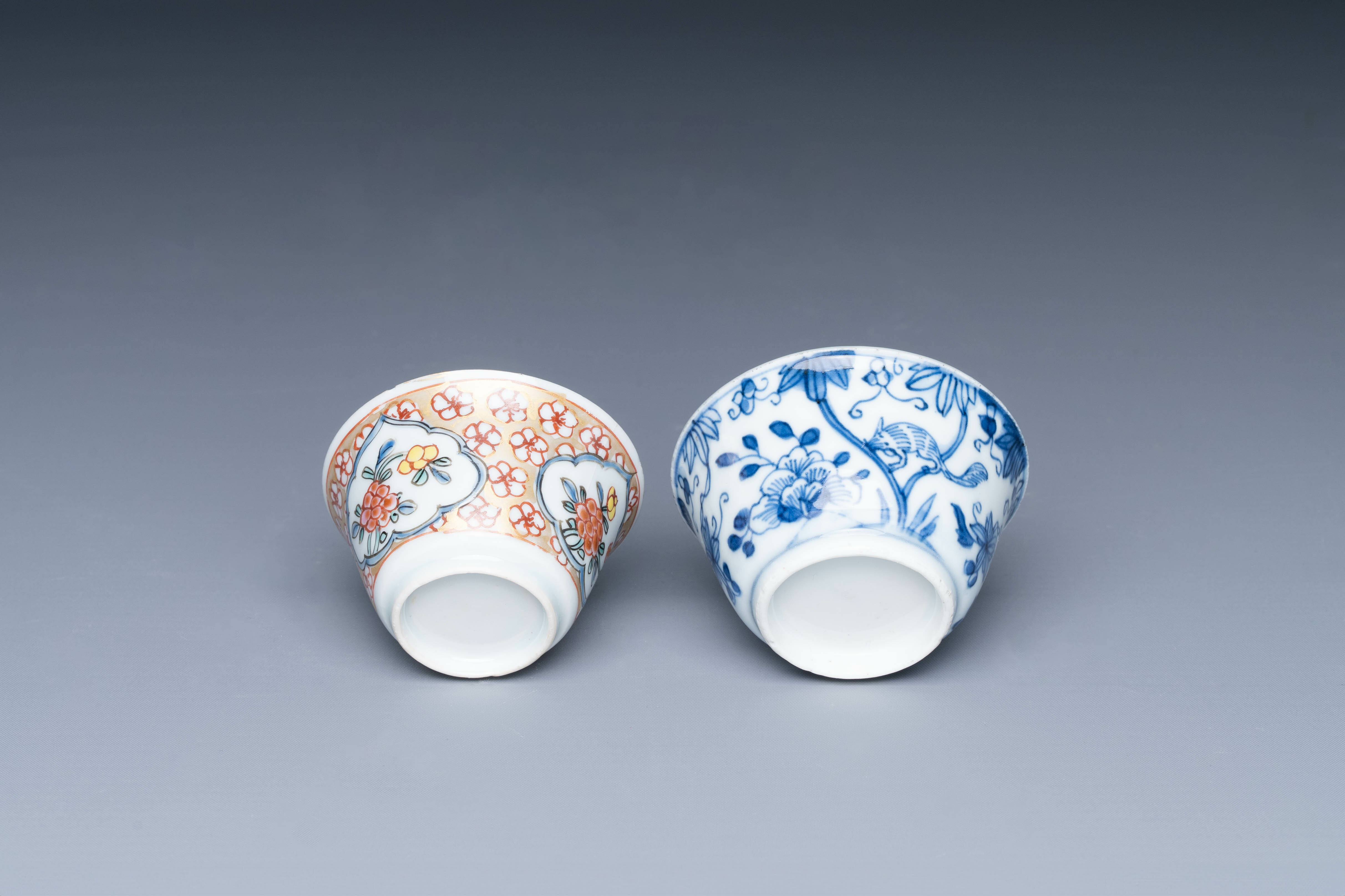 A varied collection of 18 pieces Chinese blue and white and famille rose porcelain, Kangxi/Yongzheng - Image 11 of 11