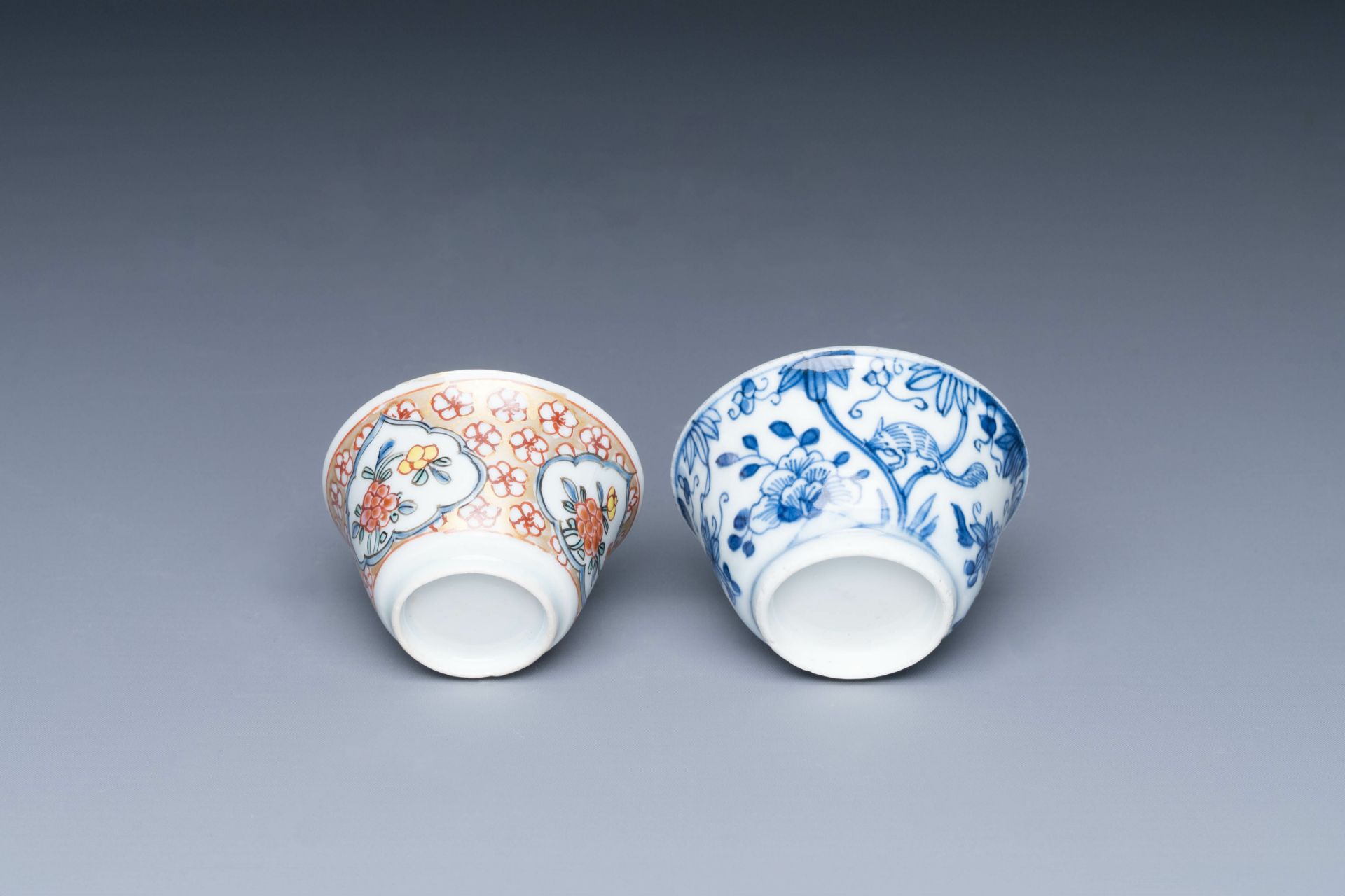 A varied collection of 18 pieces Chinese blue and white and famille rose porcelain, Kangxi/Yongzheng - Image 11 of 11