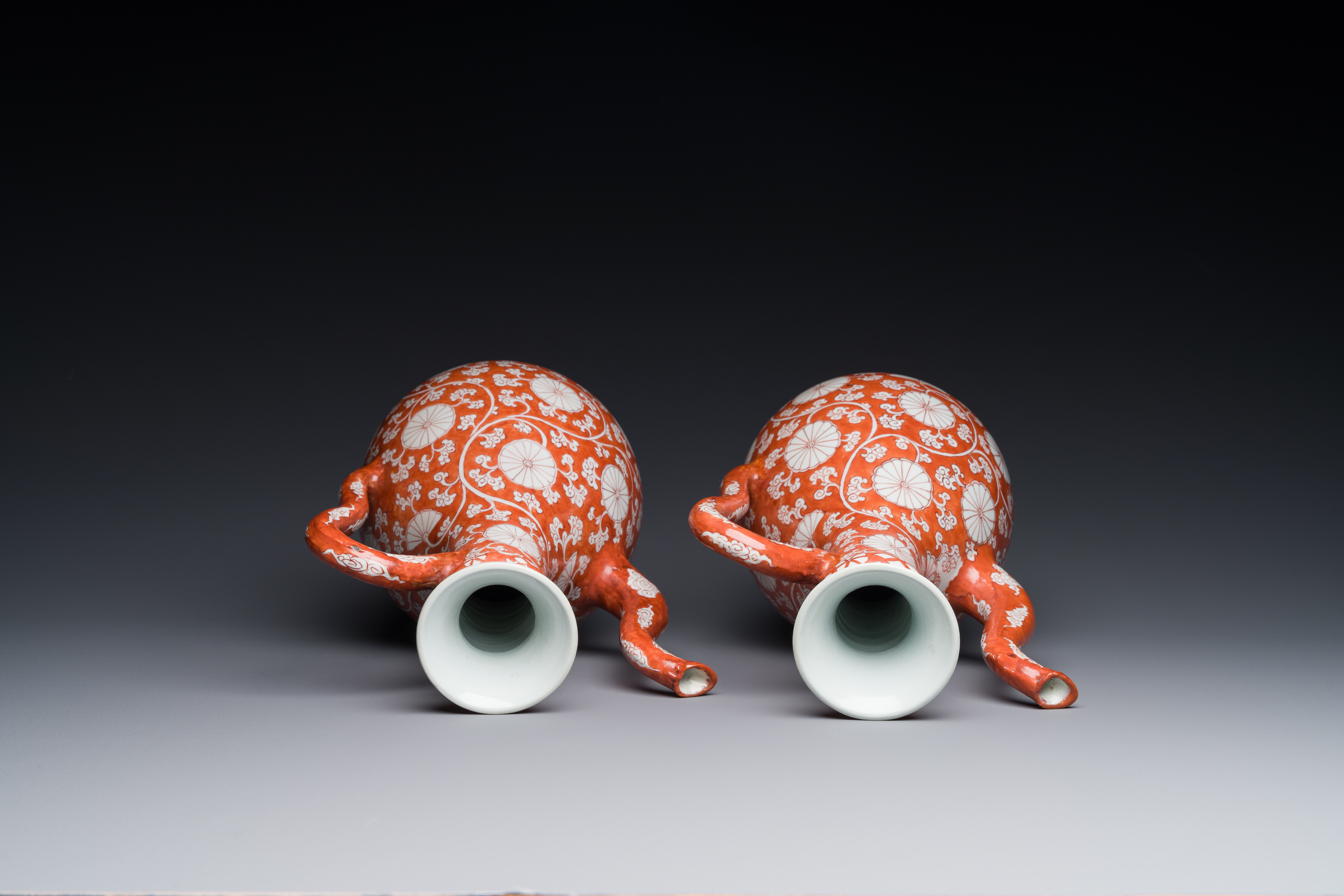 A pair of rare Chinese iron-red-enamelled 'chrysanthemum scroll' ewers, Kangxi - Image 6 of 7