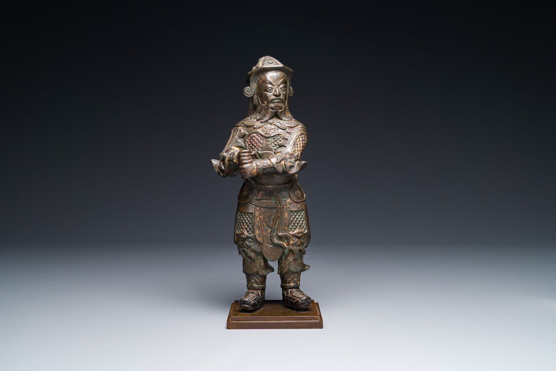 A fine Chinese gilt bronze figure of Zhou Cang å‘¨å€‰, Ming - Bild 2 aus 9