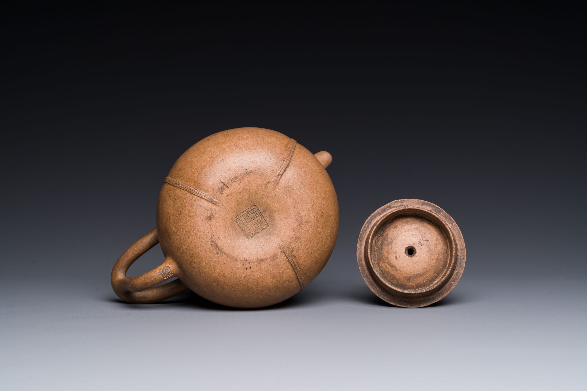 A Chinese Yixing stoneware 'Shipiao çŸ³ç“¢' teapot, Ren Bonian ä»»ä¼¯å¹´ signed, dated 1879 - Image 3 of 3