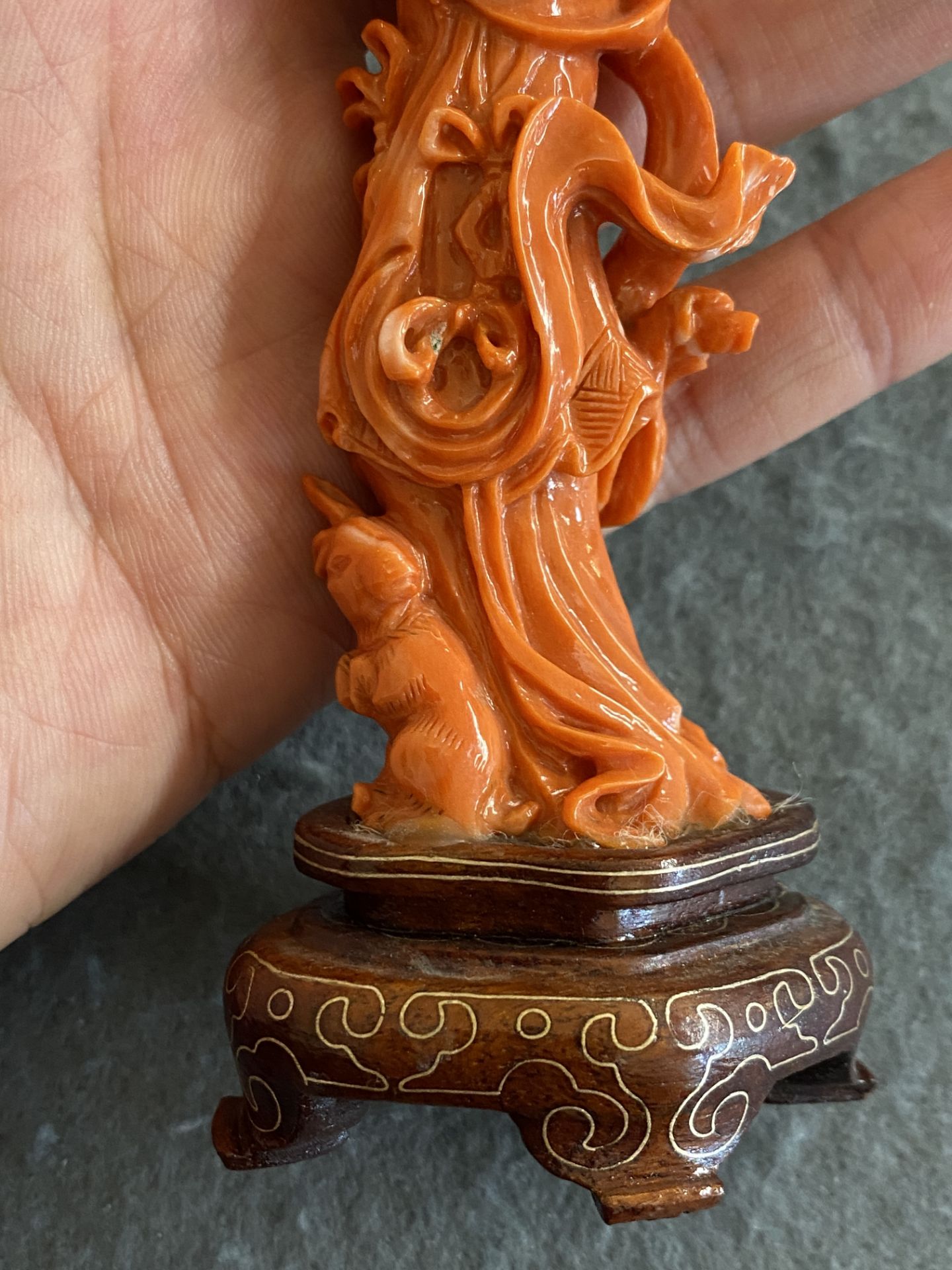 A Chinese red coral figure of a standing lady with a flower basket, 19/20th C. - Bild 10 aus 17