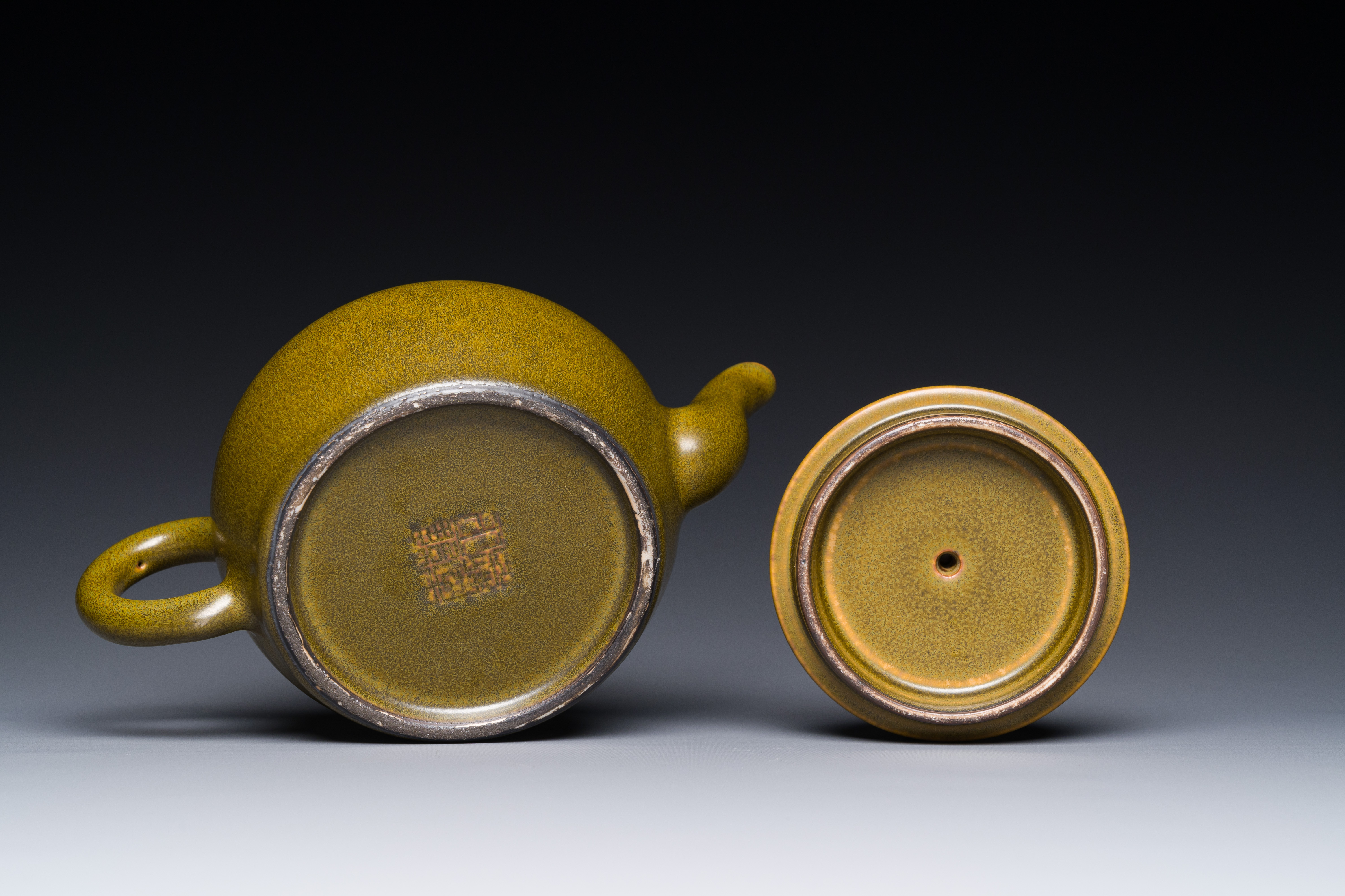 A Chinese monochrome teadust-glazed teapot, Yongzheng seal mark, 18/19th C. - Image 4 of 4