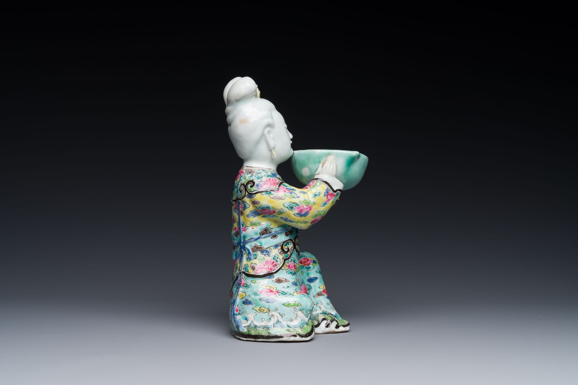 A Chinese famille rose figure of lady with a bowl, Yongzheng - Bild 5 aus 7