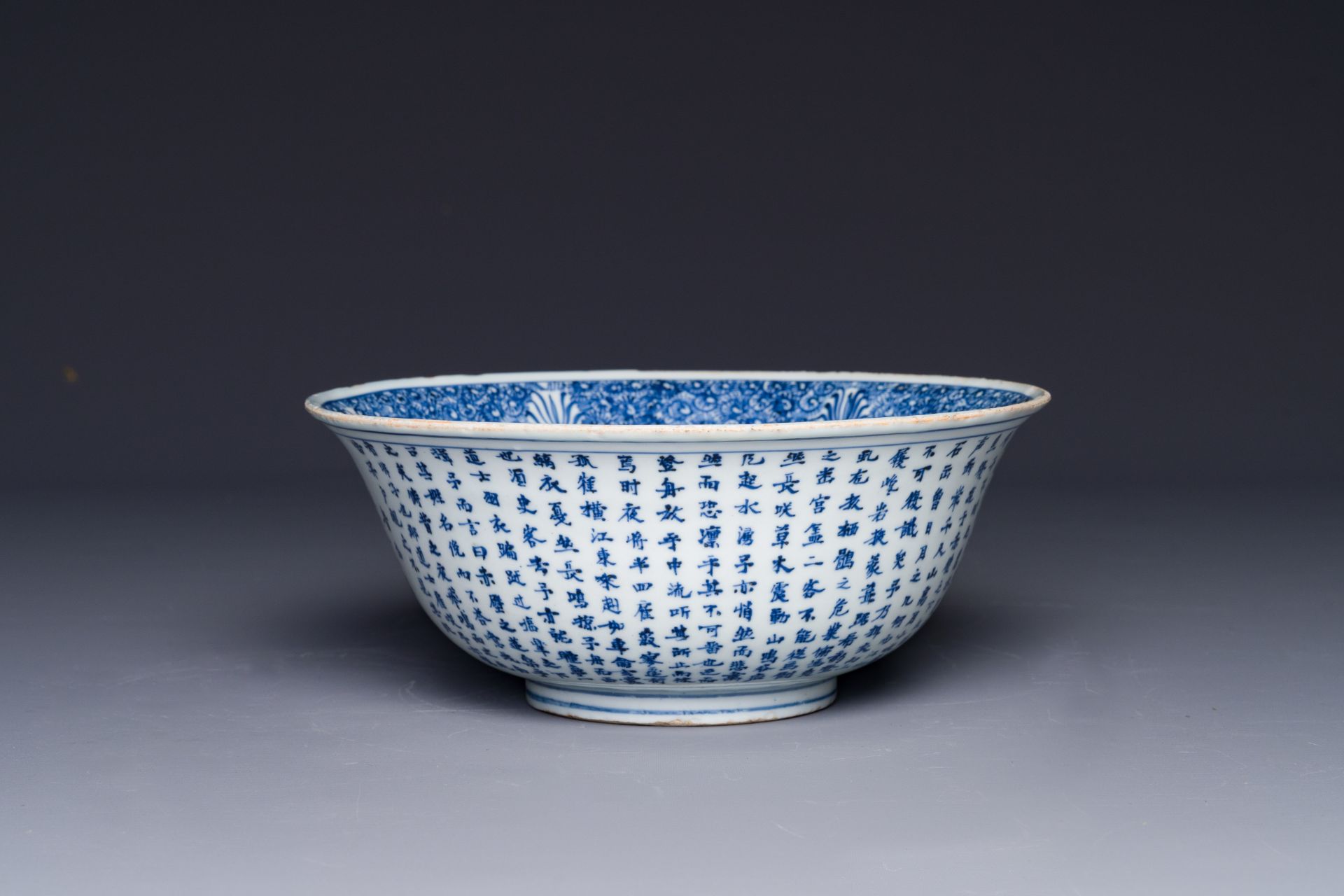 A Chinese blue and white 'Ode to the Red Cliff' bowl, Transitional period - Image 2 of 4