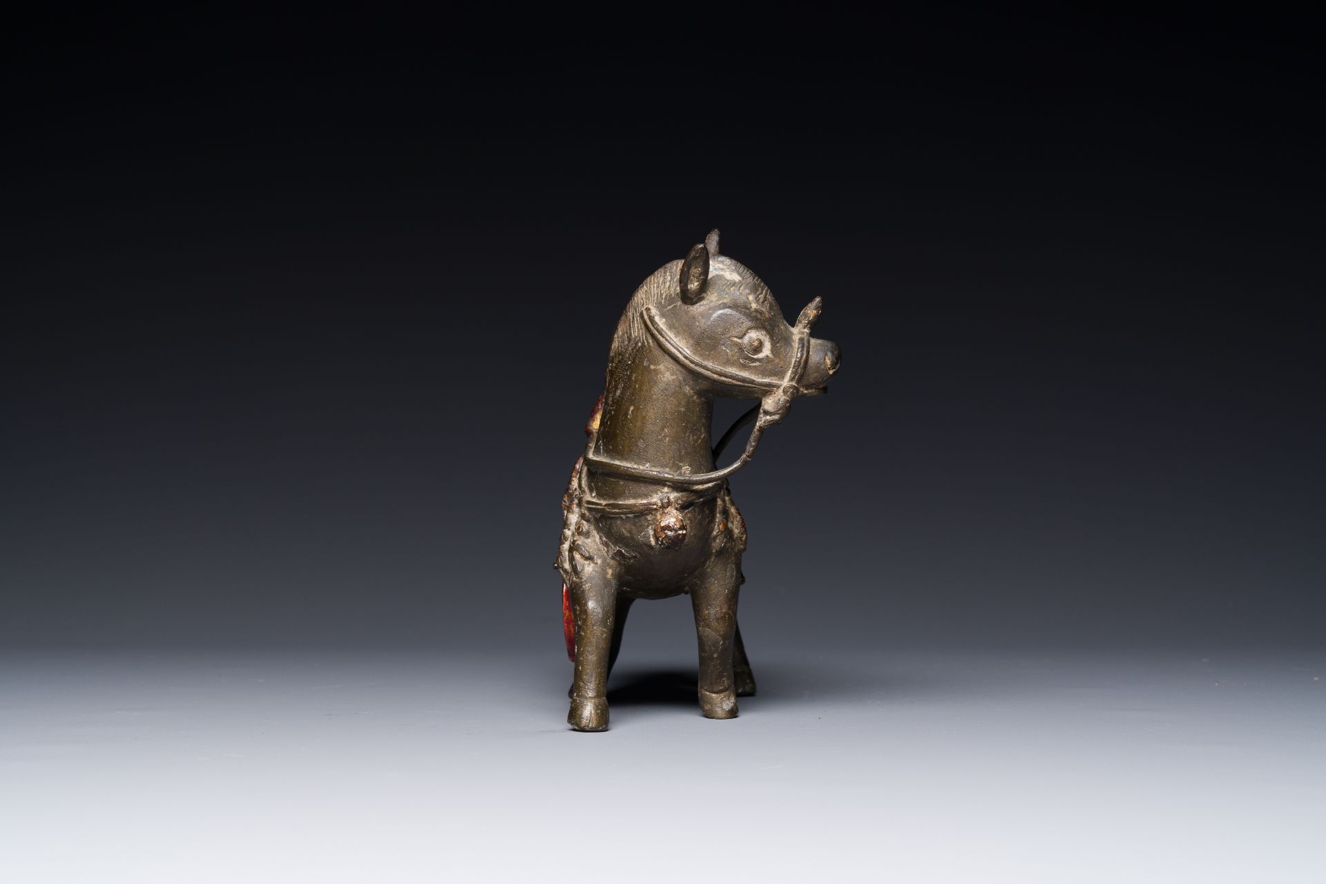 A rare Chinese partly lacquered and gilt bronze incense holder in the shape of a horse, Yuan/early M - Bild 5 aus 7