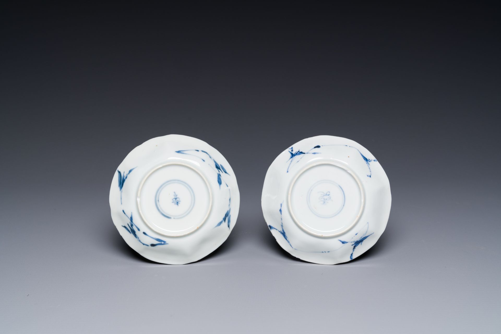 Six Chinese blue and white flower-shaped 'sanduo' cups and saucers, lingzhi mark, Kangxi - Bild 5 aus 5