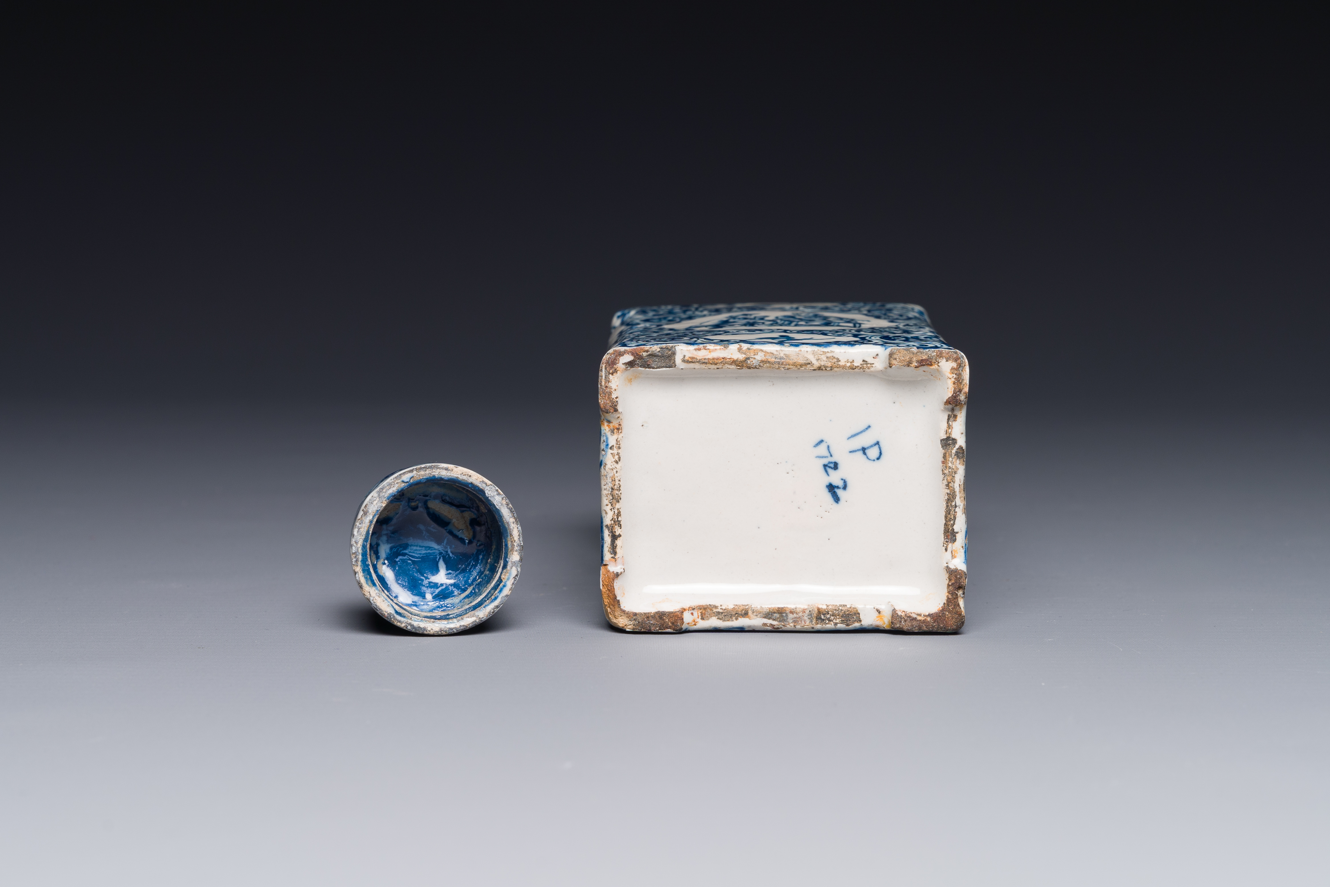 A rectangular Dutch Delft blue and white teacaddy and cover, 18th C. - Image 8 of 10