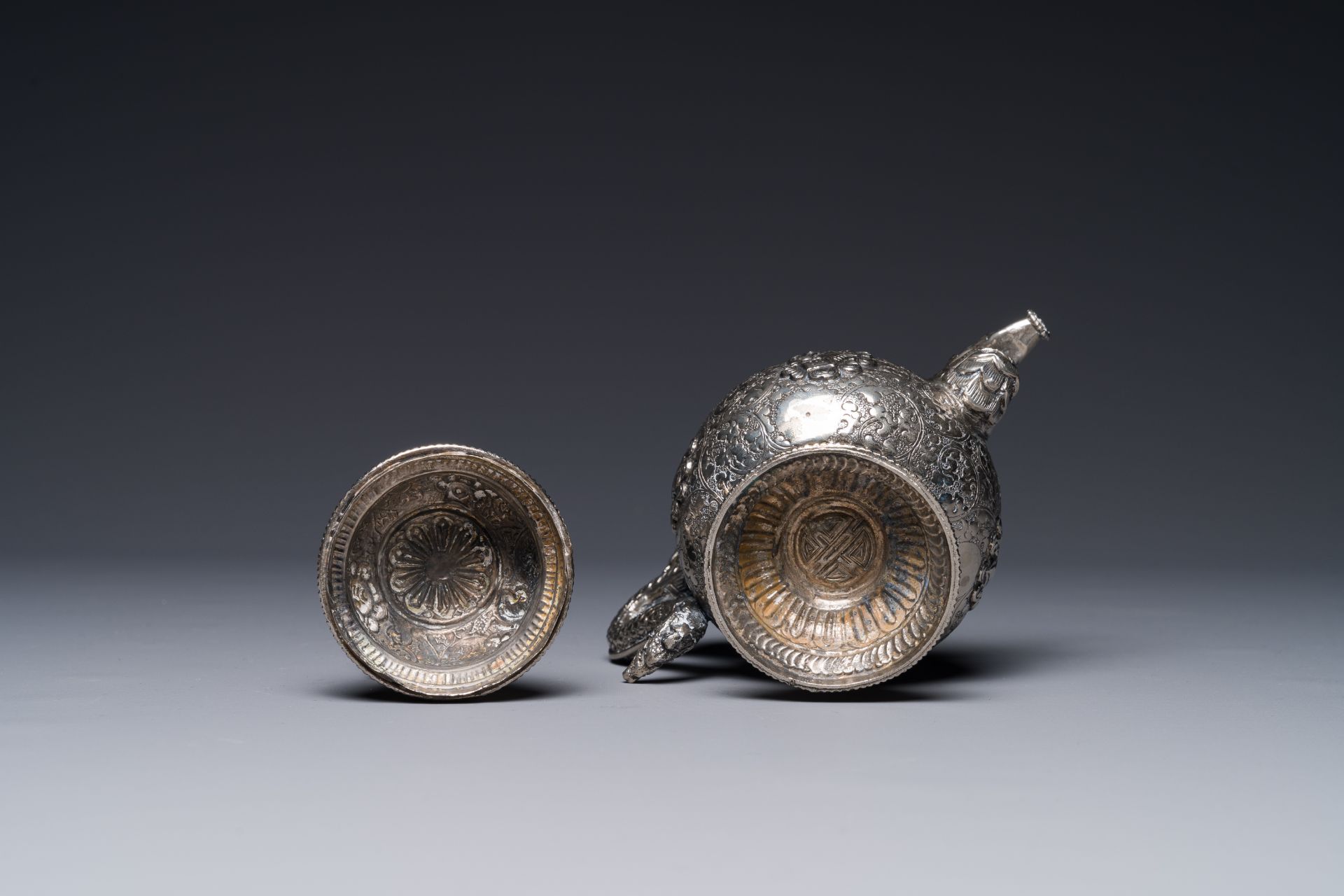 A fine Tibetan silver plated 'bajixiang' teapot, 19th C. - Bild 4 aus 4