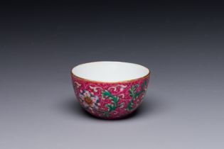 A fine Chinese pink-sgraffito-ground famille rose cup with floral design, Qianlong mark, 19th C.