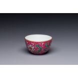 A fine Chinese pink-sgraffito-ground famille rose cup with floral design, Qianlong mark, 19th C.