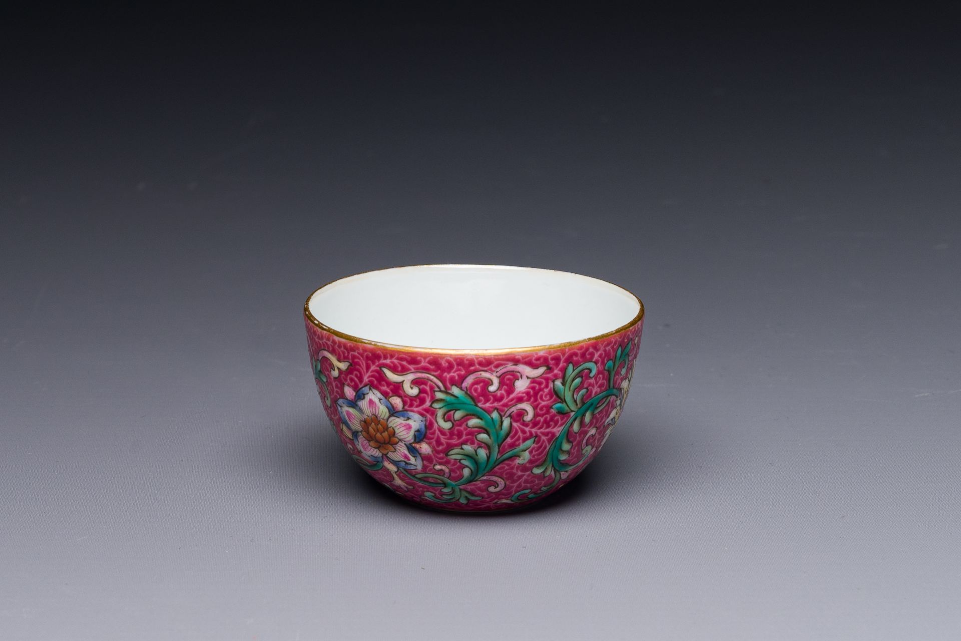 A fine Chinese pink-sgraffito-ground famille rose cup with floral design, Qianlong mark, 19th C.