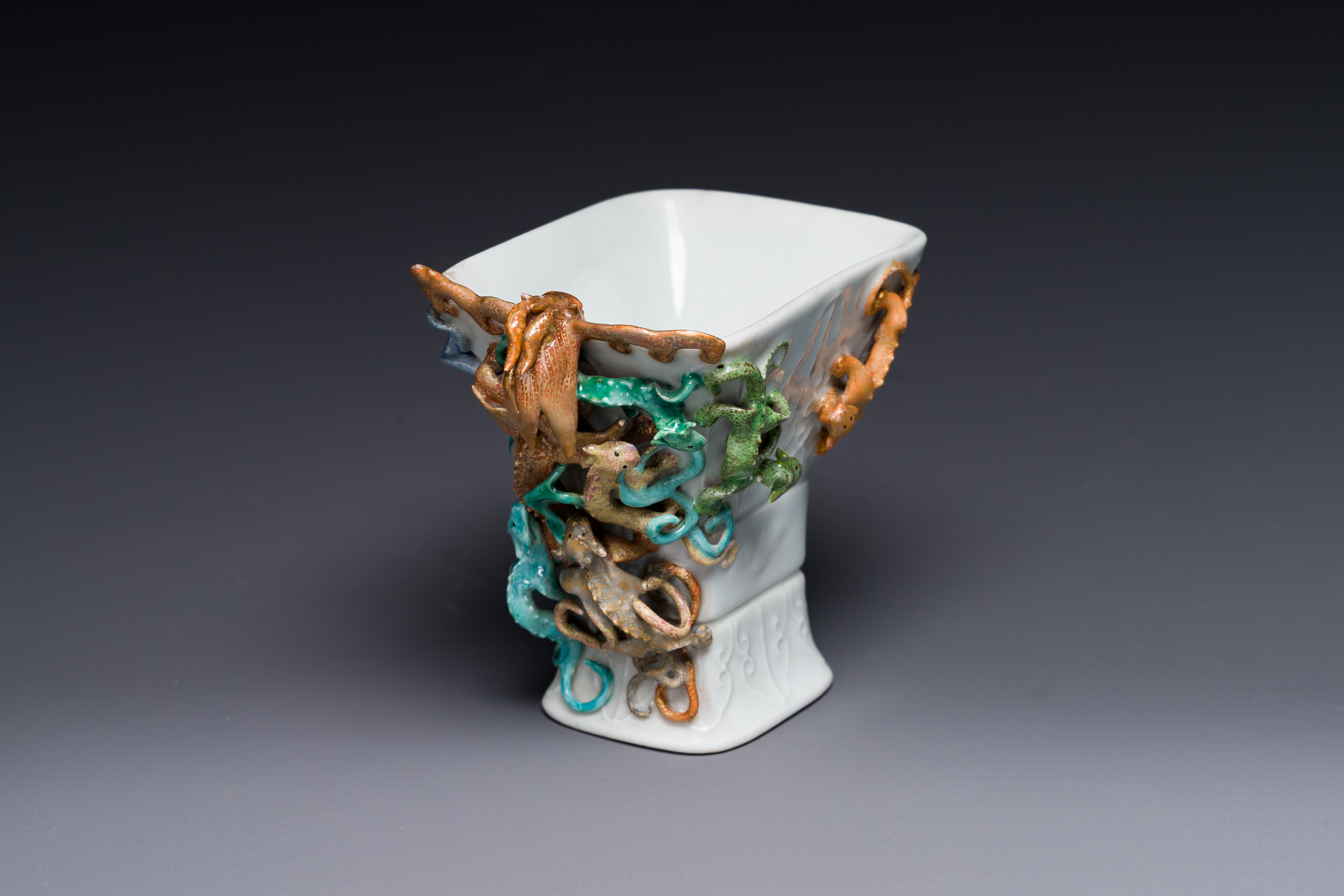 A Chinese archaistic famille rose cup in shape of a 'zun' with nine applied dragons, Qianlong/Jiaqin - Image 2 of 8