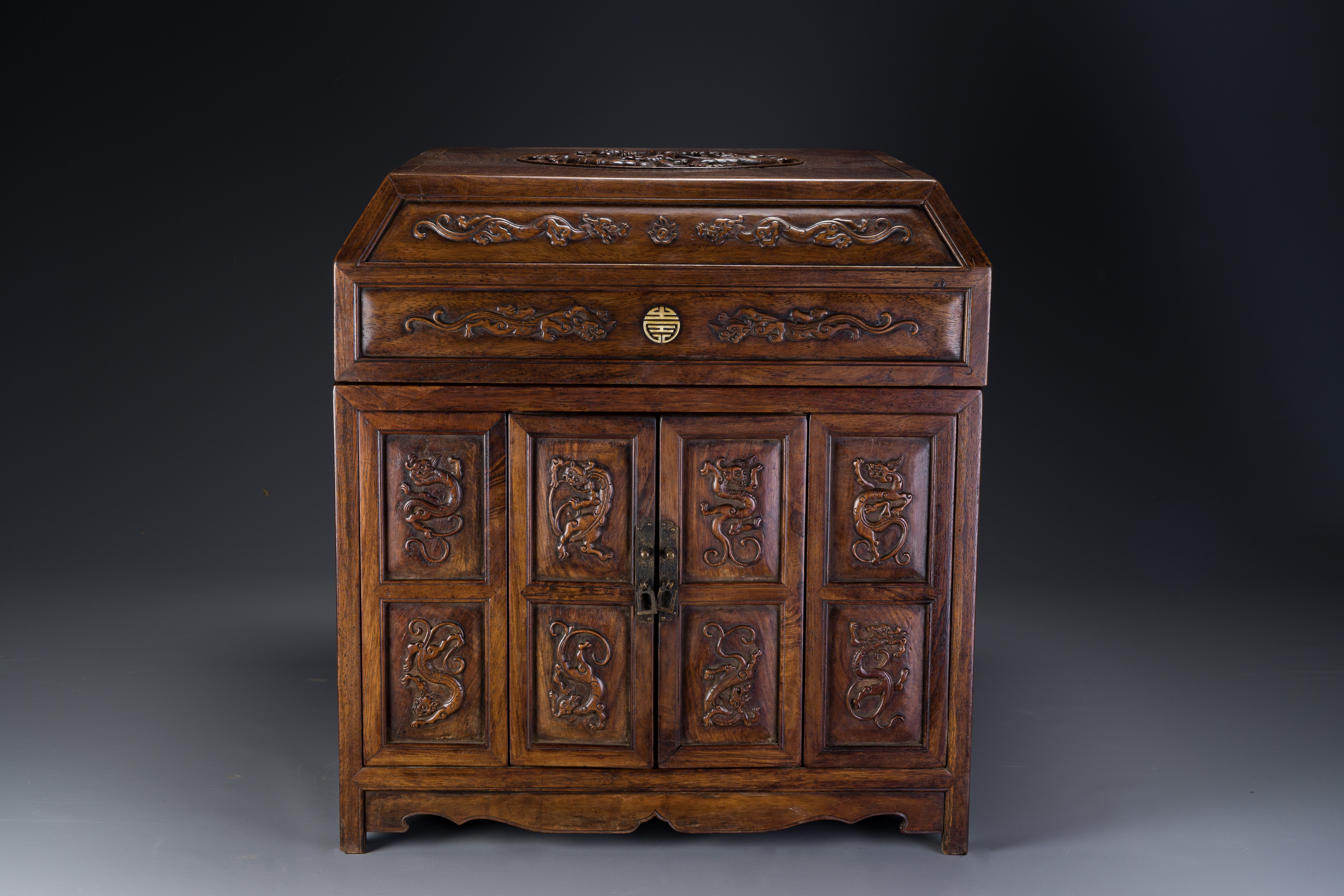 A rare Chinese huanghuali wood 'duo bao ge' cabinet of curiosities with chilong design, 18/19th C. - Image 4 of 14