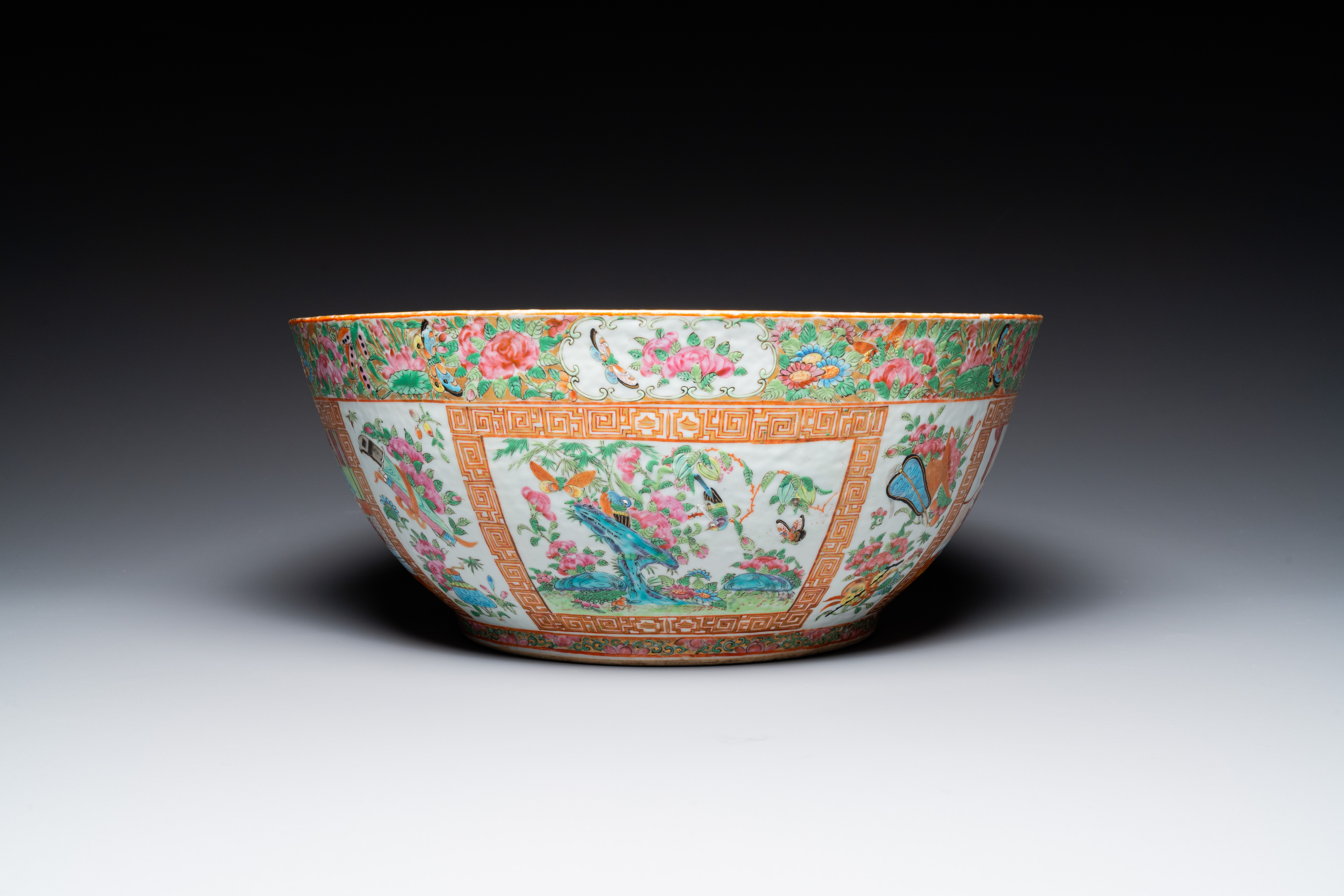 A Chinese Canton famille rose bowl and a covered bottle vase, 19th C. - Image 9 of 13