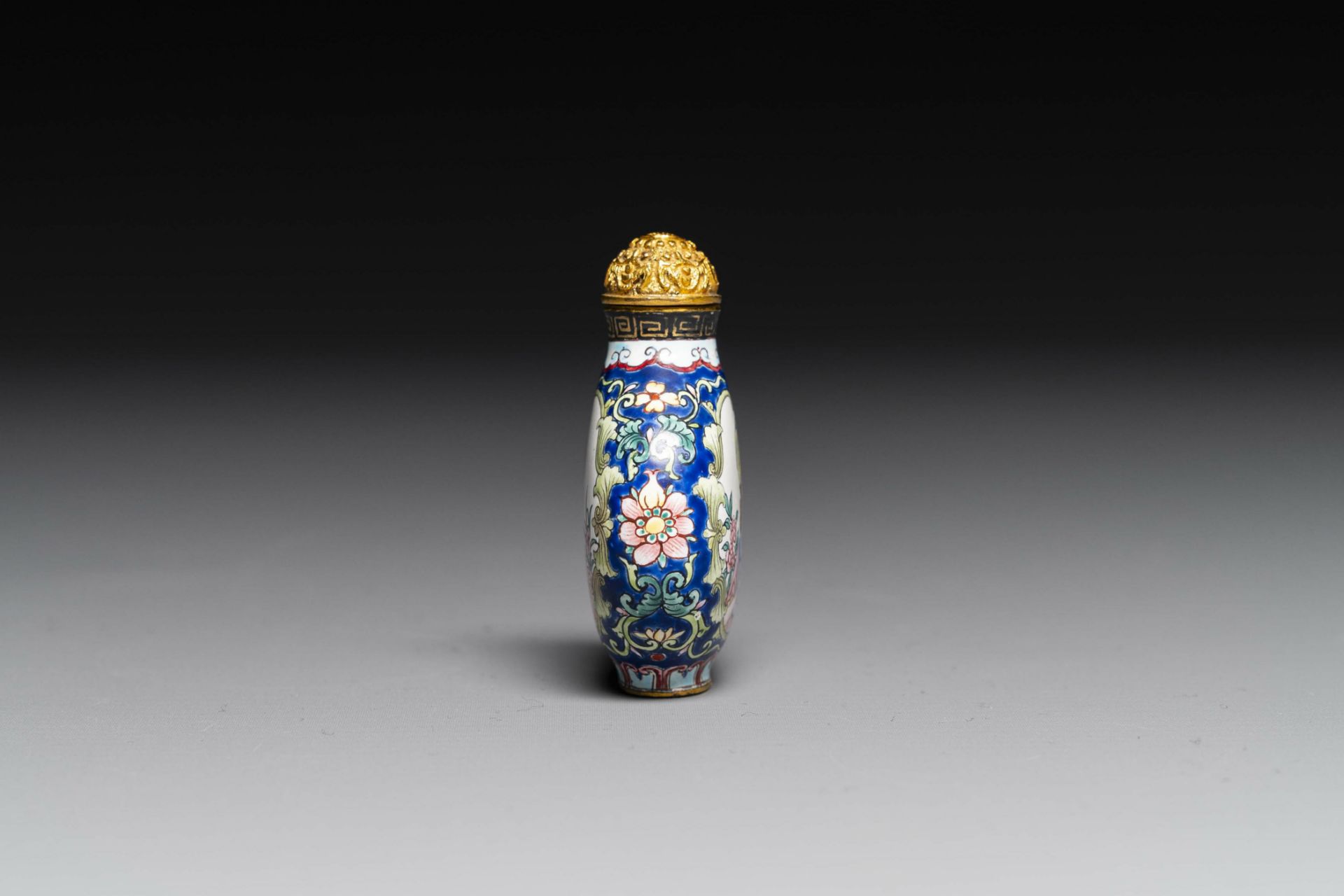 A Chinese Canton enamel snuff bottle with 'European scene', Qianlong mark, 19th C. - Image 4 of 6