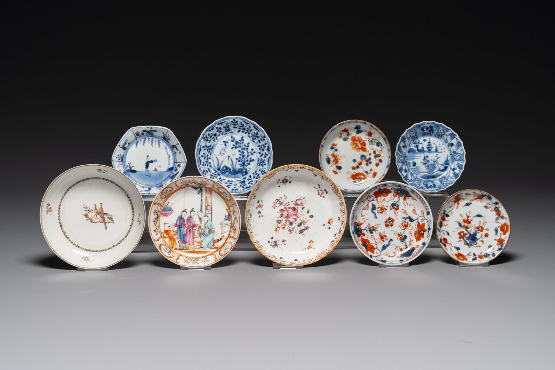 Nine Chinese blue and white, famille rose et Imari-style cups and saucers, Kangxi/Qianlong - Bild 2 aus 5