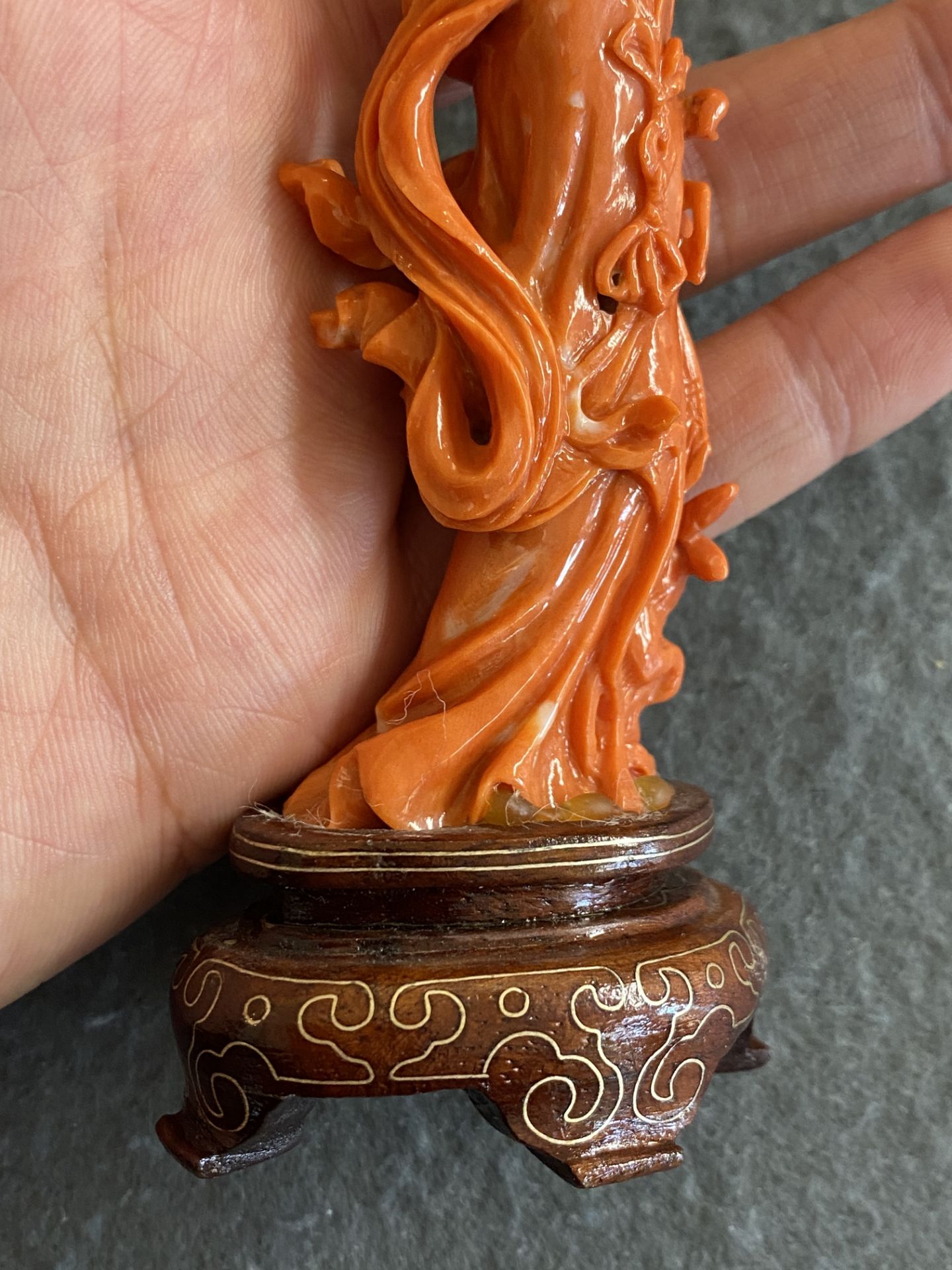 A Chinese red coral figure of a standing lady with a flower basket, 19/20th C. - Image 13 of 17