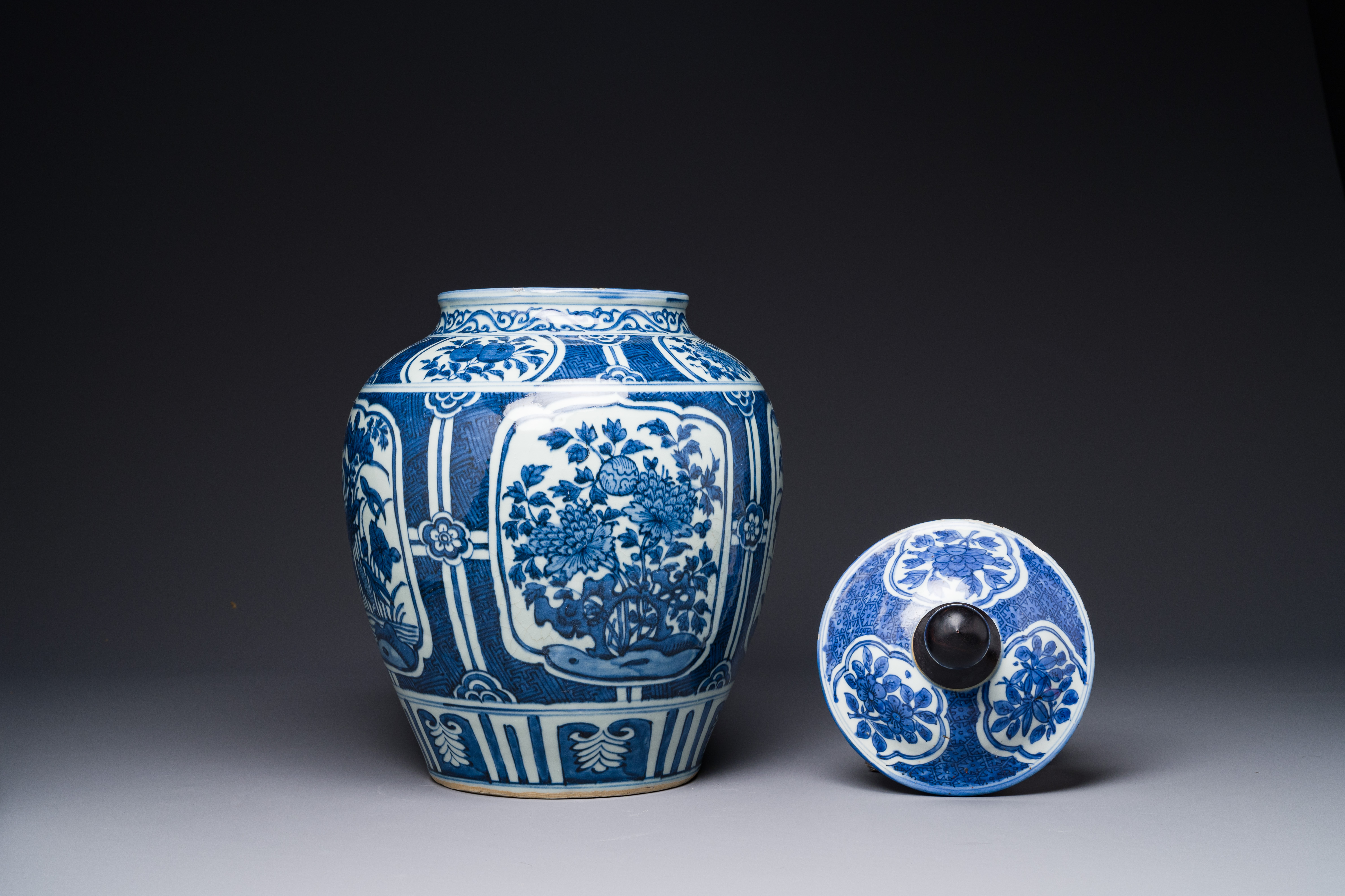 A Chinese blue and white jar and cover with floral design, Wanli - Image 5 of 7