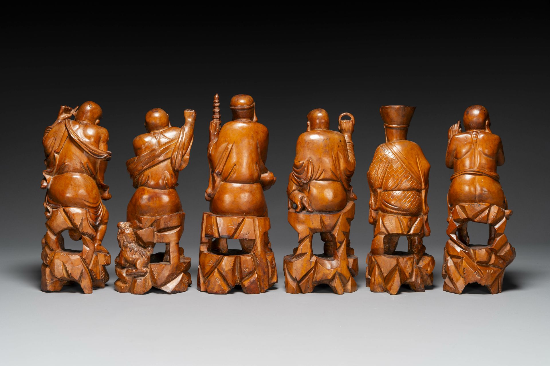 A group of Chinese boxwood sculptures of 18 Luohan, 20th C. - Bild 3 aus 7