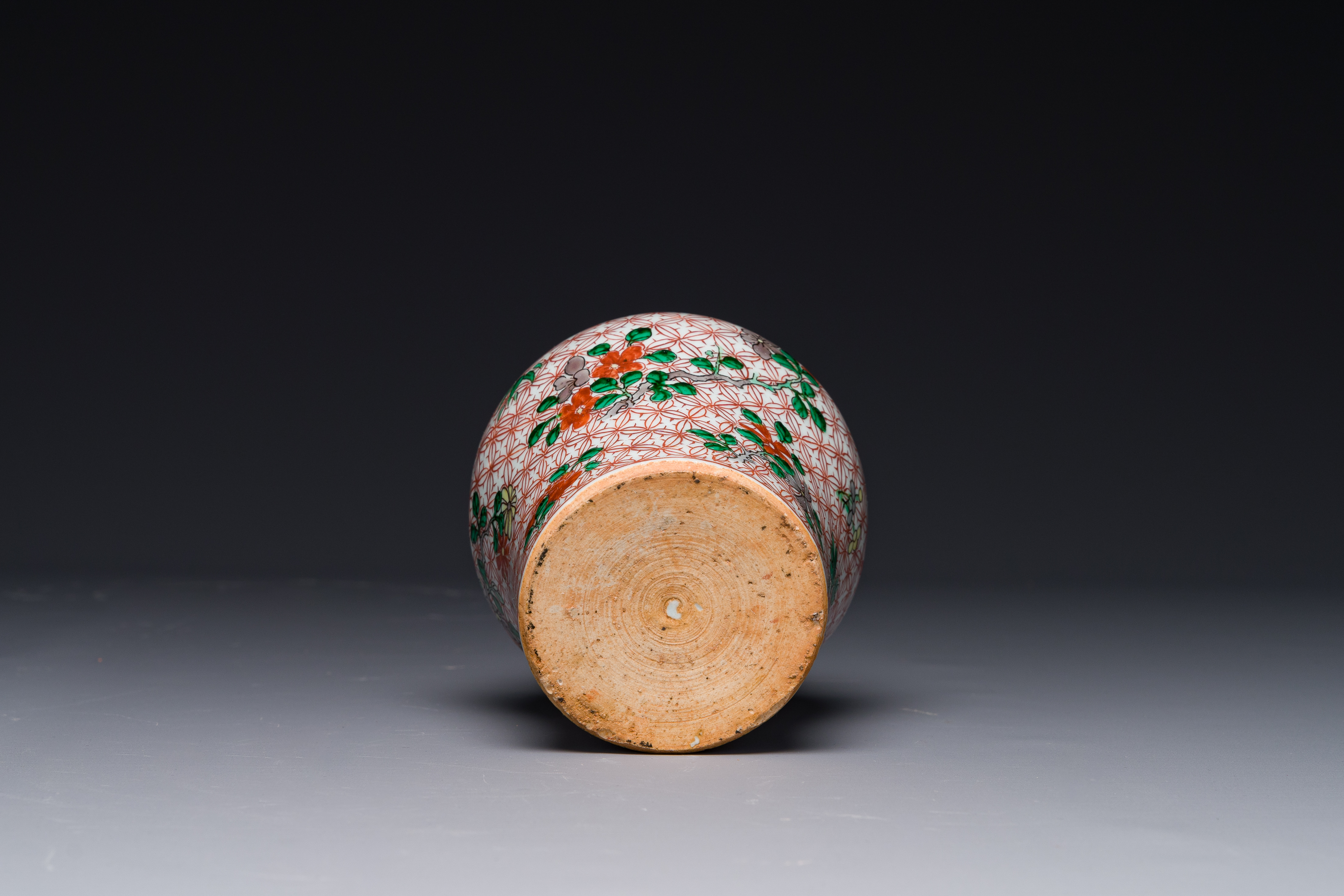 A small Chinese wucai jar with floral design, Transition period - Image 6 of 6