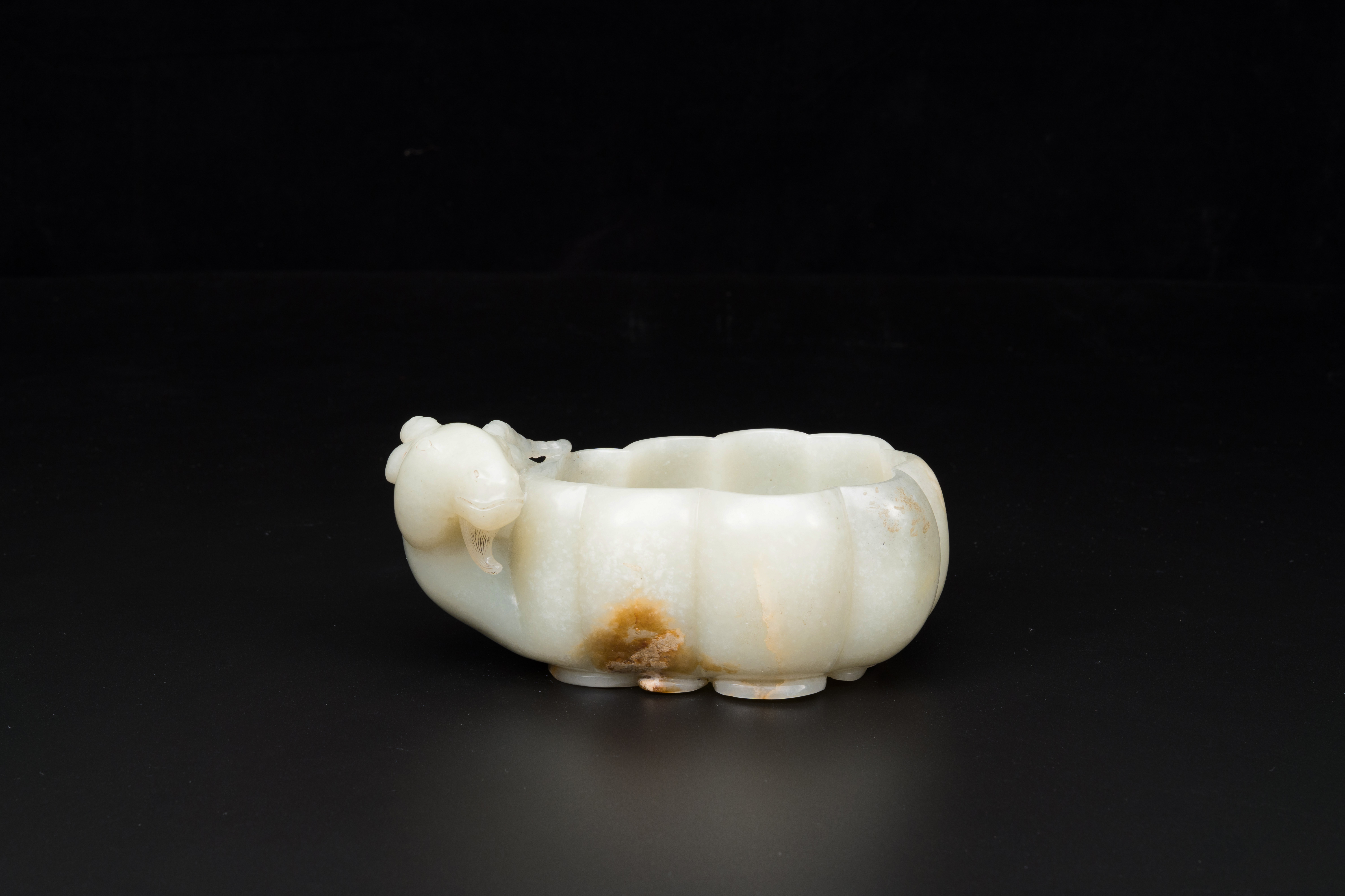 A Chinese celadon jade flower-shaped brush washer with ram's head, 17th C. - Image 2 of 9