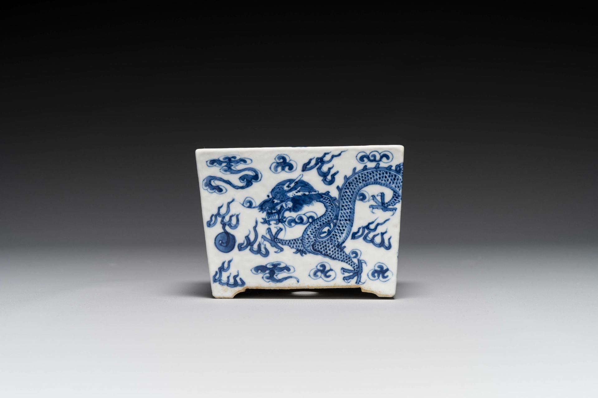 A Chinese blue and white jardiniere with dragons, Guangxu - Bild 3 aus 6