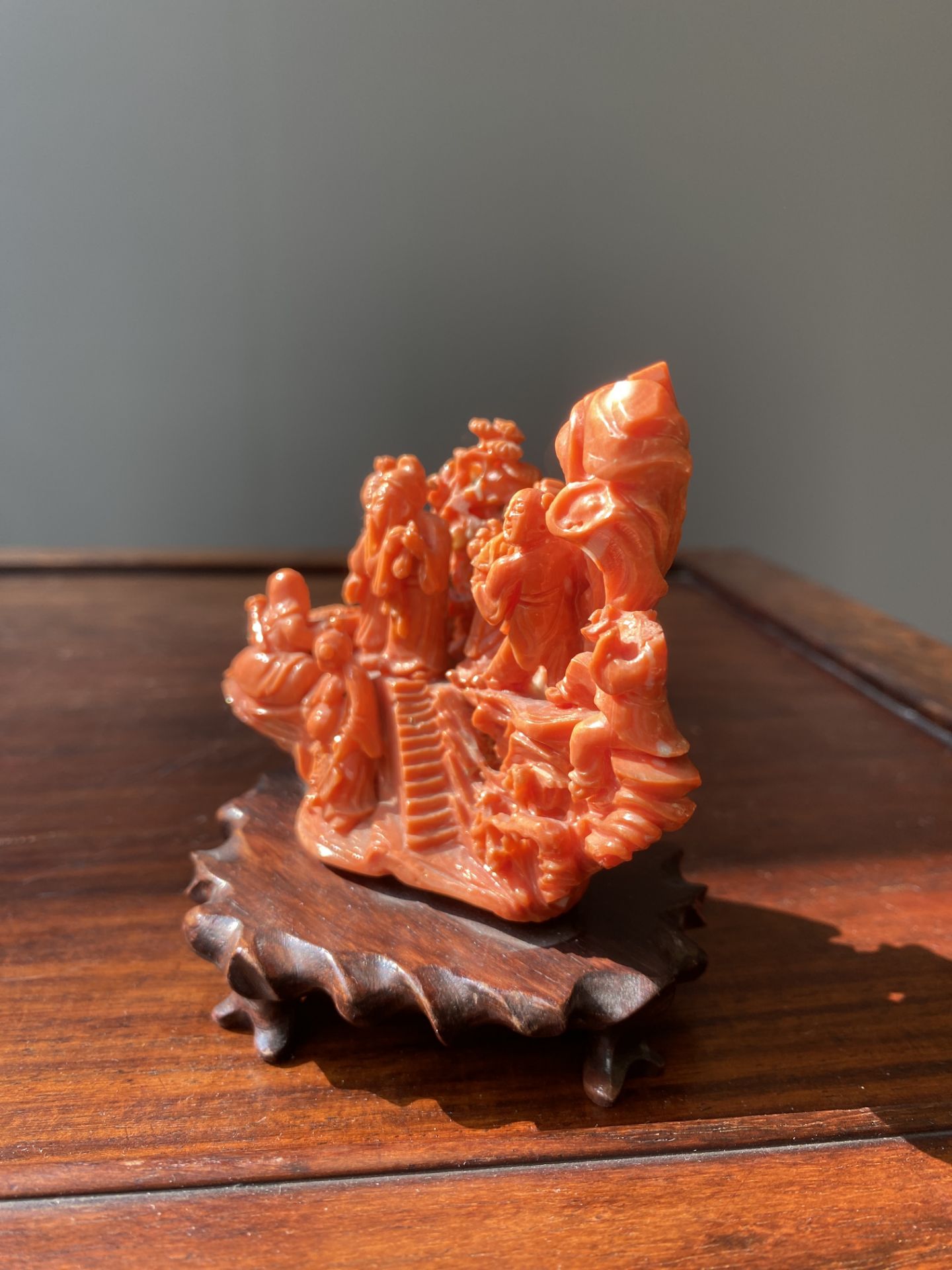 A Chinese red coral 'Eight Immortals' group on wooden stand, 19/20th C. - Bild 8 aus 14