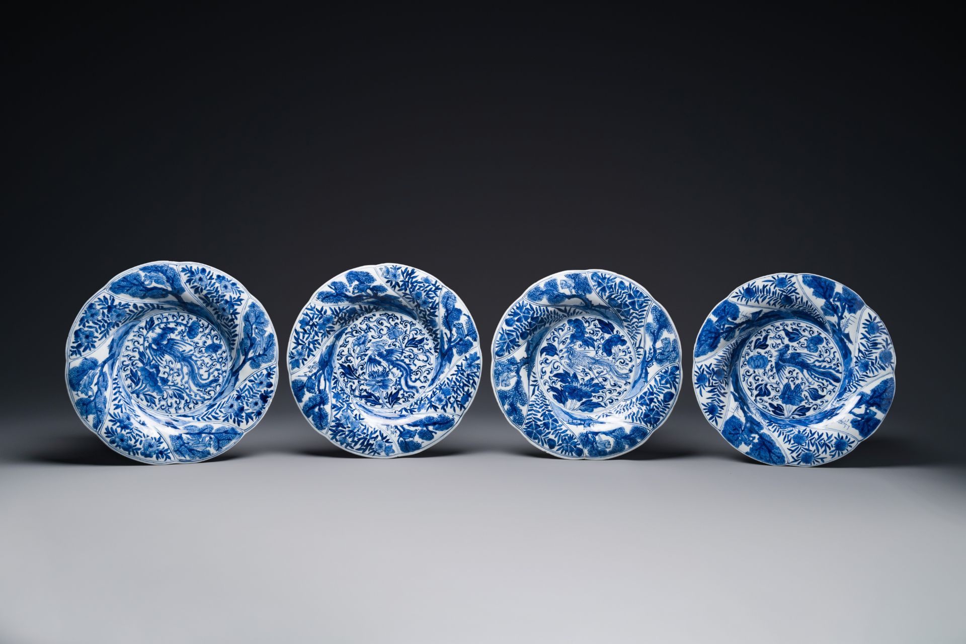 Four Chinese blue and white lobed 'phoenix and monkey' plates, flower mark, Kangxi - Bild 4 aus 5